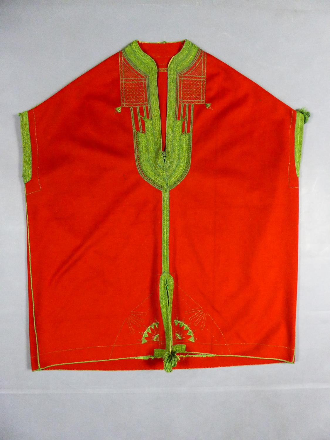 A Ceremonial Jebba Tunic in Felt Embroidered with Silk - Tunisia Circa 1900/1950 For Sale 6