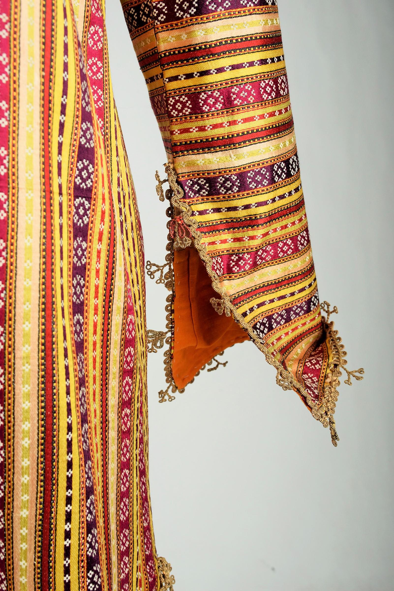 A Ceremonial Kaftan or Entari in brocaded satin - Ottoman Empire Circa 1900-1930 For Sale 3