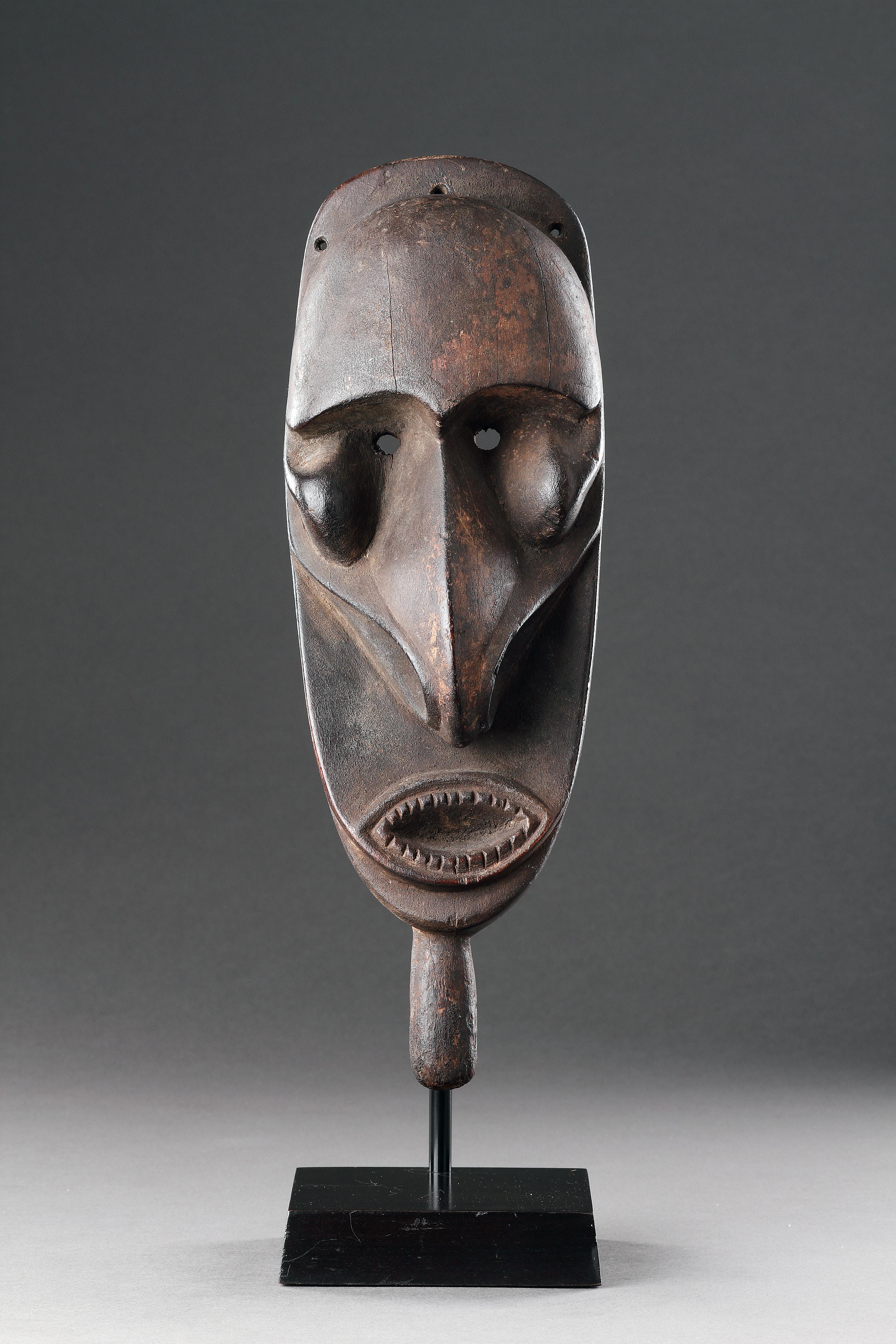 Una Máscara Ceremonial 
Madera 
Isla Pentecostés, Vanuatu 
Principios del siglo XX 

Tamaño: 32 cm de alto, 11 cm de ancho, 7,5 cm de profundidad - 12½ pulg. de alto, 4¼ pulg. de ancho, 3 pulg. de profundidad 

Procedencia: 
Ex Colección privada