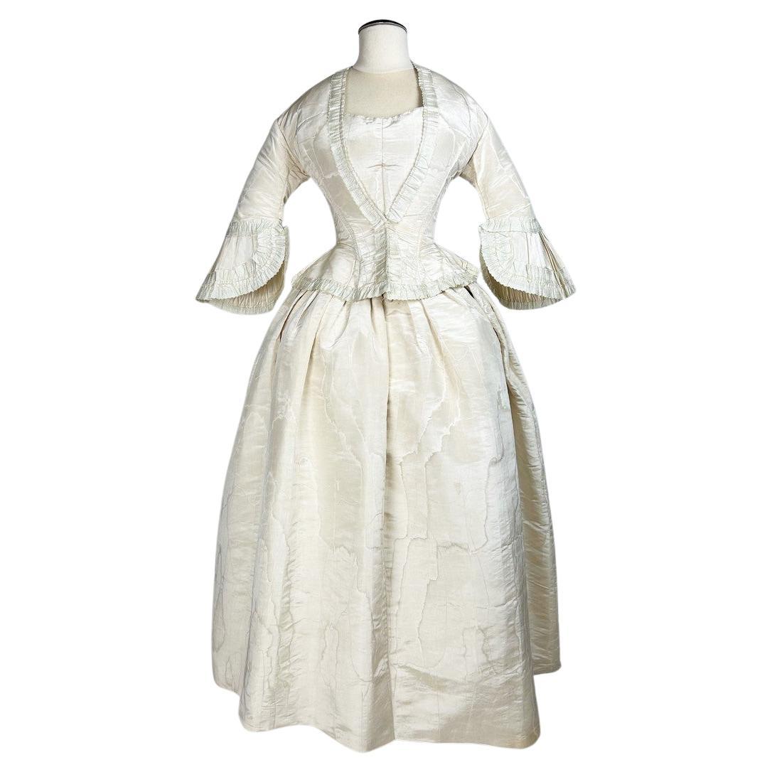 A Ceremonial two pieces gown in moiré silk faille – England Circa 1845 For Sale