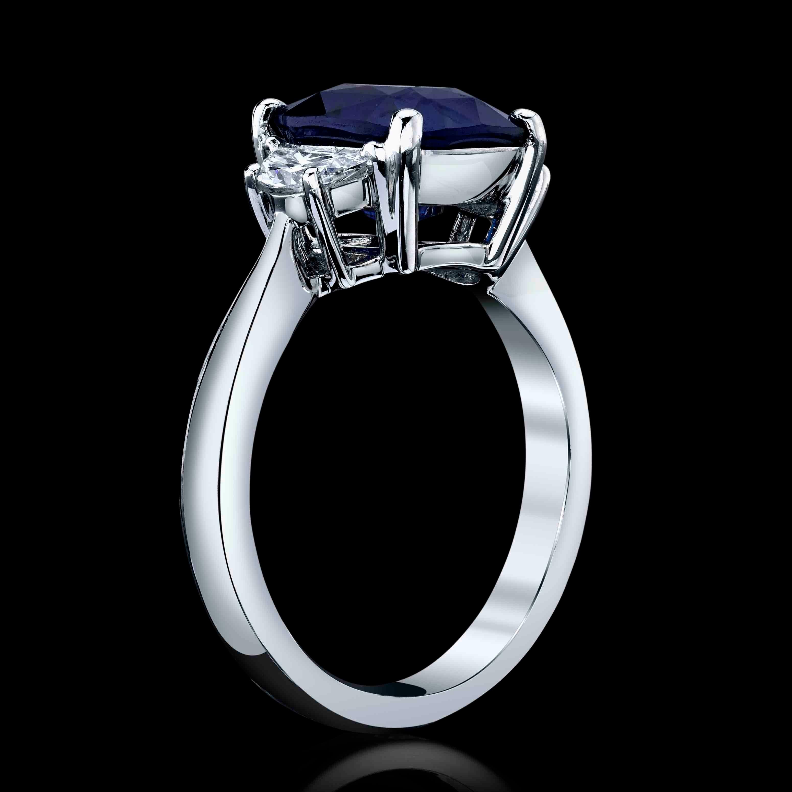 Dieser einzigartige tiefblaue 4,14ct Saphir im Kissenschliff ist in einer Platinringfassung mit 2 seitlichen Diamanten = 0,37cttw gefasst. 
Certificate#CDC1908531