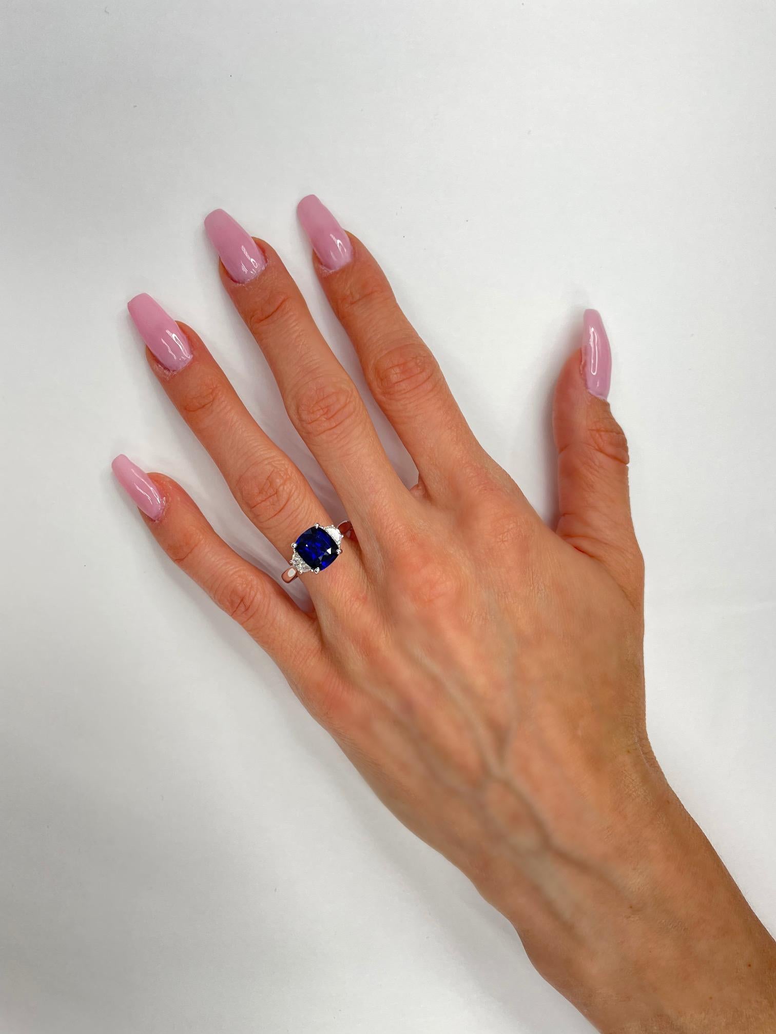 Zertifizierter Ring mit 4,14 Karat tiefblauem Saphir und Diamant im Kissenschliff (Moderne) im Angebot