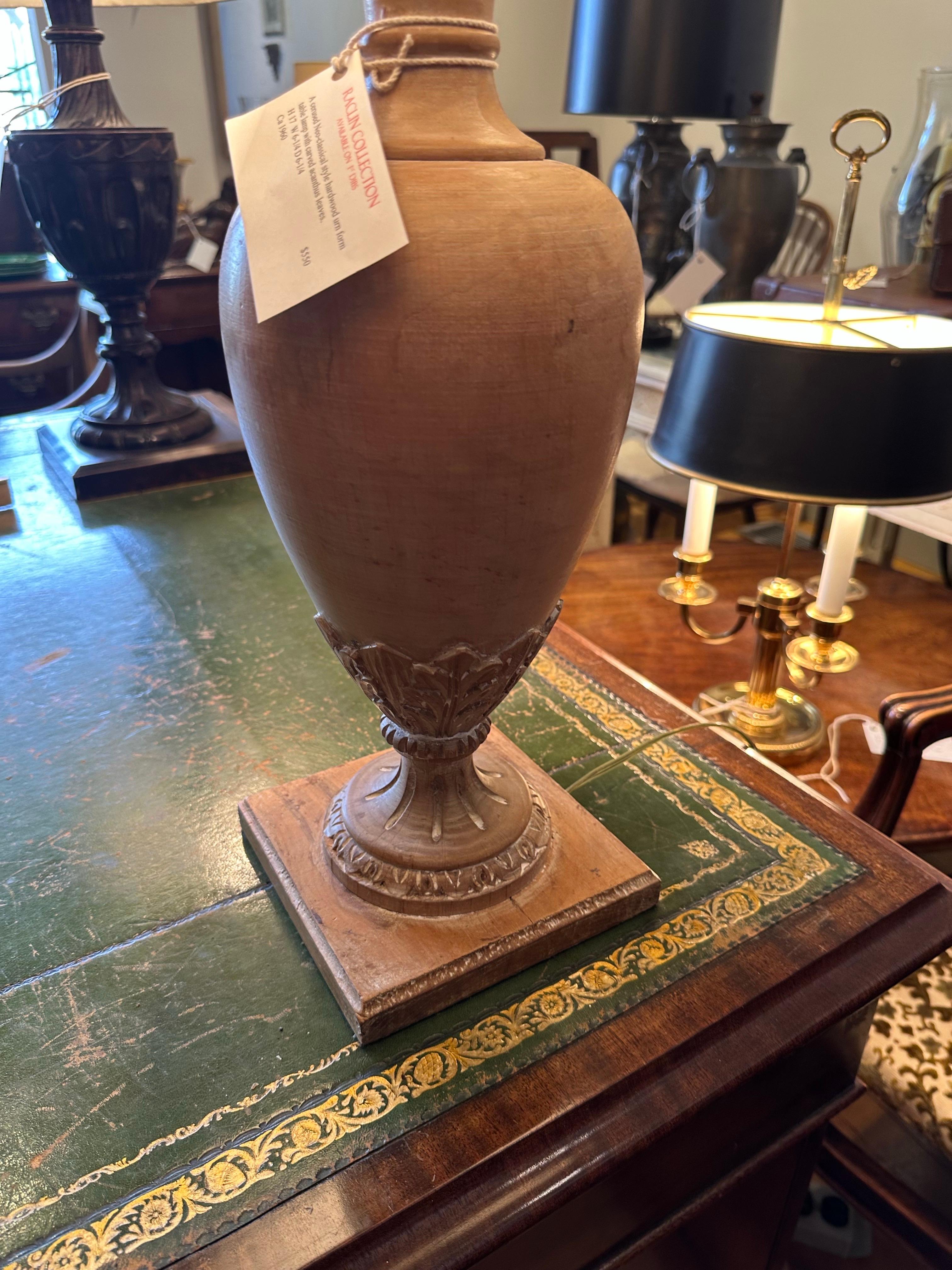 Hollywood Regency Lampe en bois dur de style néo-classique, cérusé, avec des feuilles d'acanthe sculptées. en vente