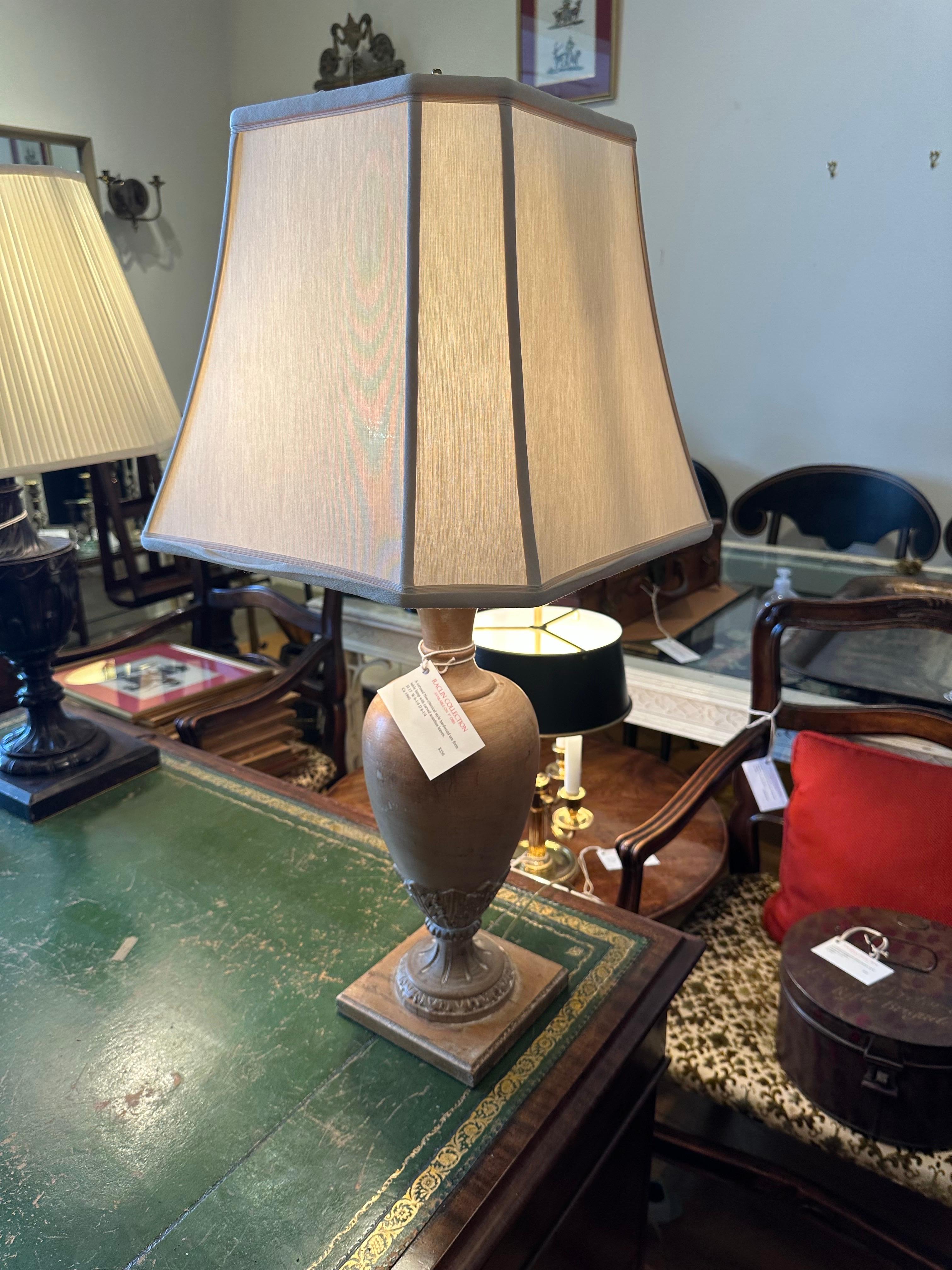 20ième siècle Lampe en bois dur de style néo-classique, cérusé, avec des feuilles d'acanthe sculptées. en vente