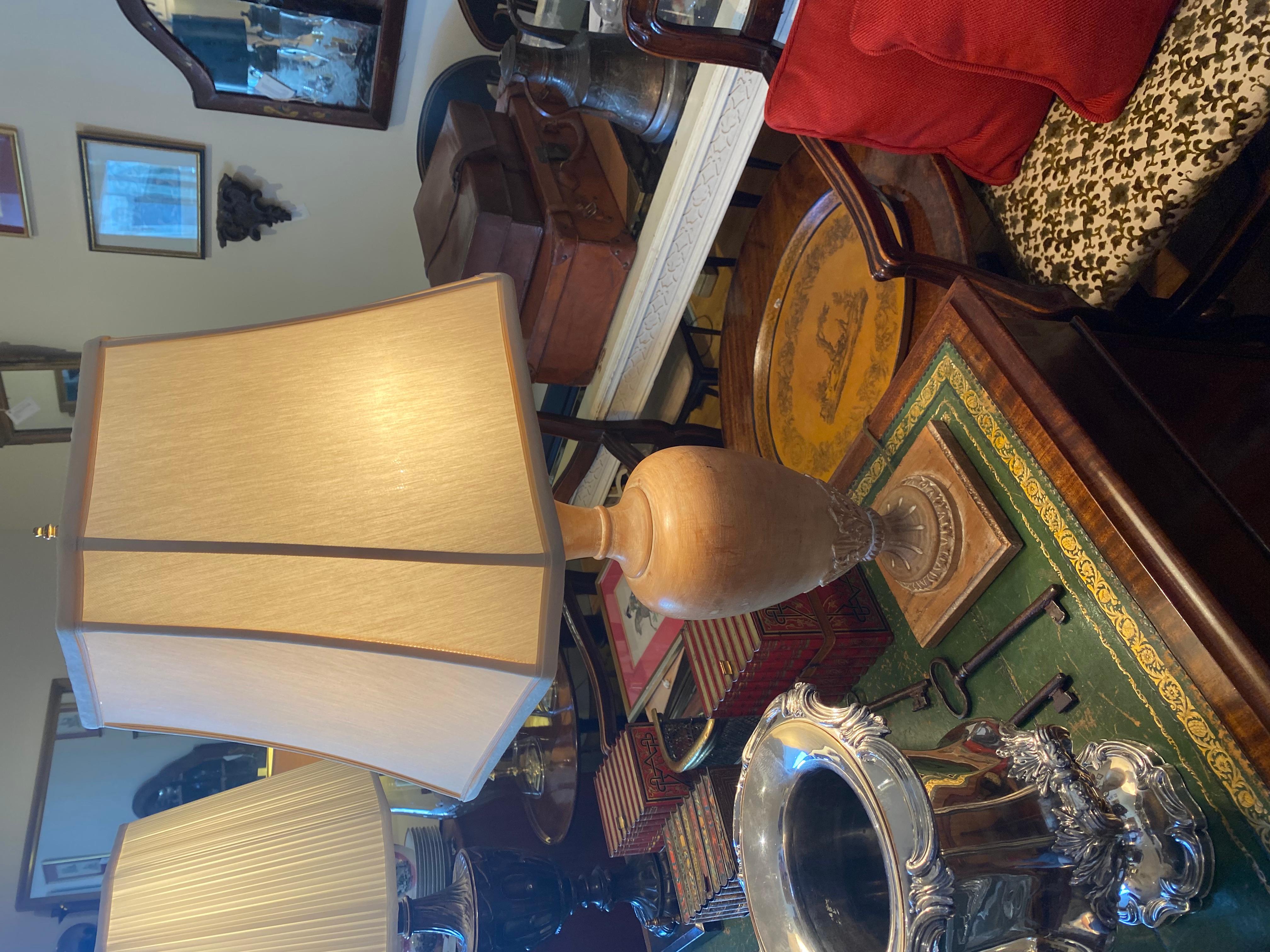 Lampe en bois dur de style néo-classique, cérusé, avec des feuilles d'acanthe sculptées. en vente 1