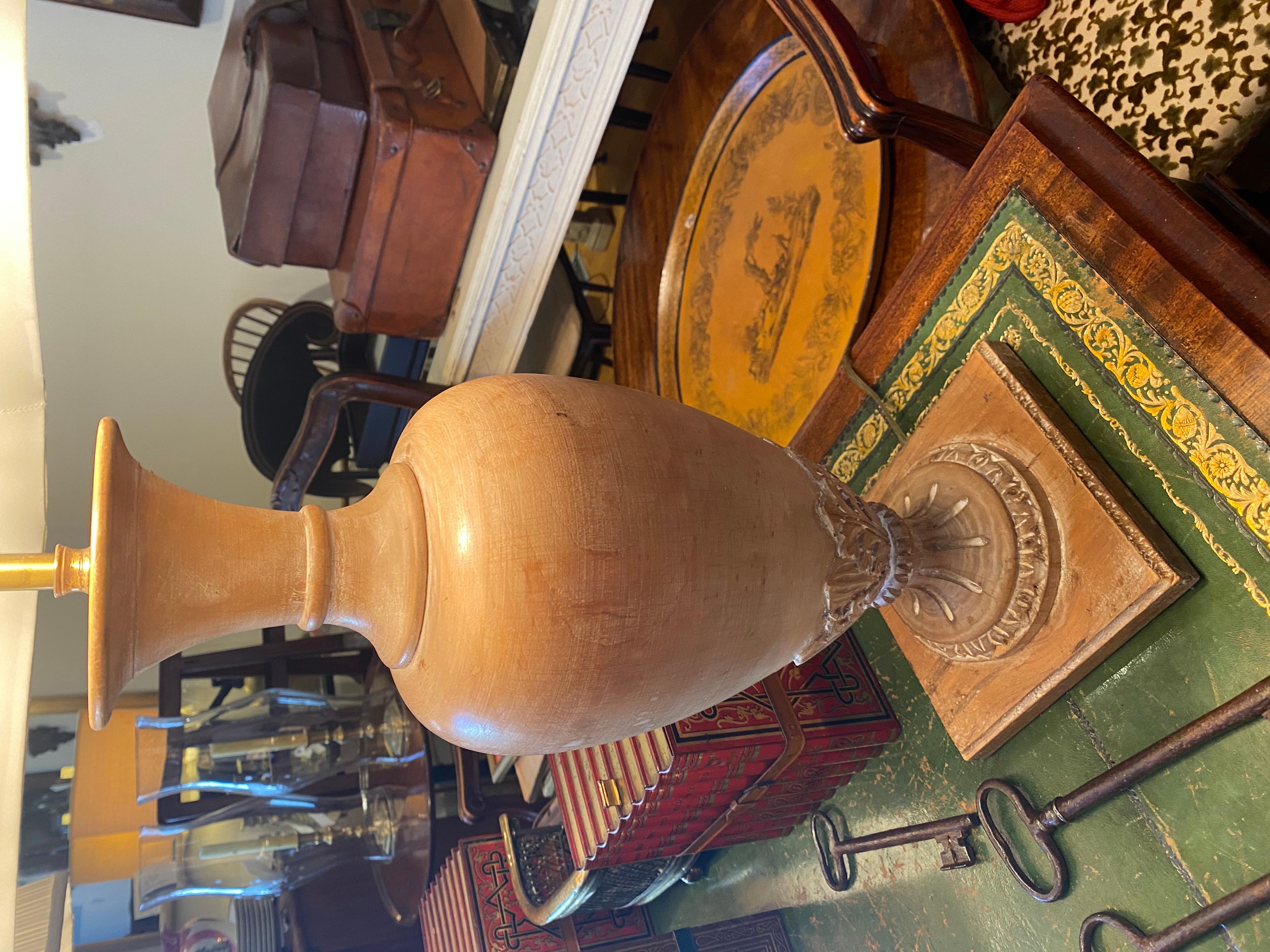 Lampe en bois dur de style néo-classique, cérusé, avec des feuilles d'acanthe sculptées. en vente 2