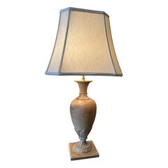 Lampada in legno duro in stile neoclassico con foglie d'acanto intagliate.