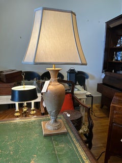 Lampe en bois dur de style néo-classique, cérusé, avec des feuilles d'acanthe sculptées.