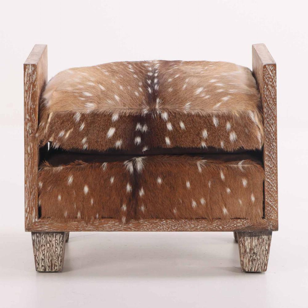 Ce banc a un aspect naturel et neutre grâce à la combinaison du chêne et du cuir. Le cadre provient d'un hôtel de Buenos Aires, Argentine C. C. 2010. La tapisserie est neuve.
