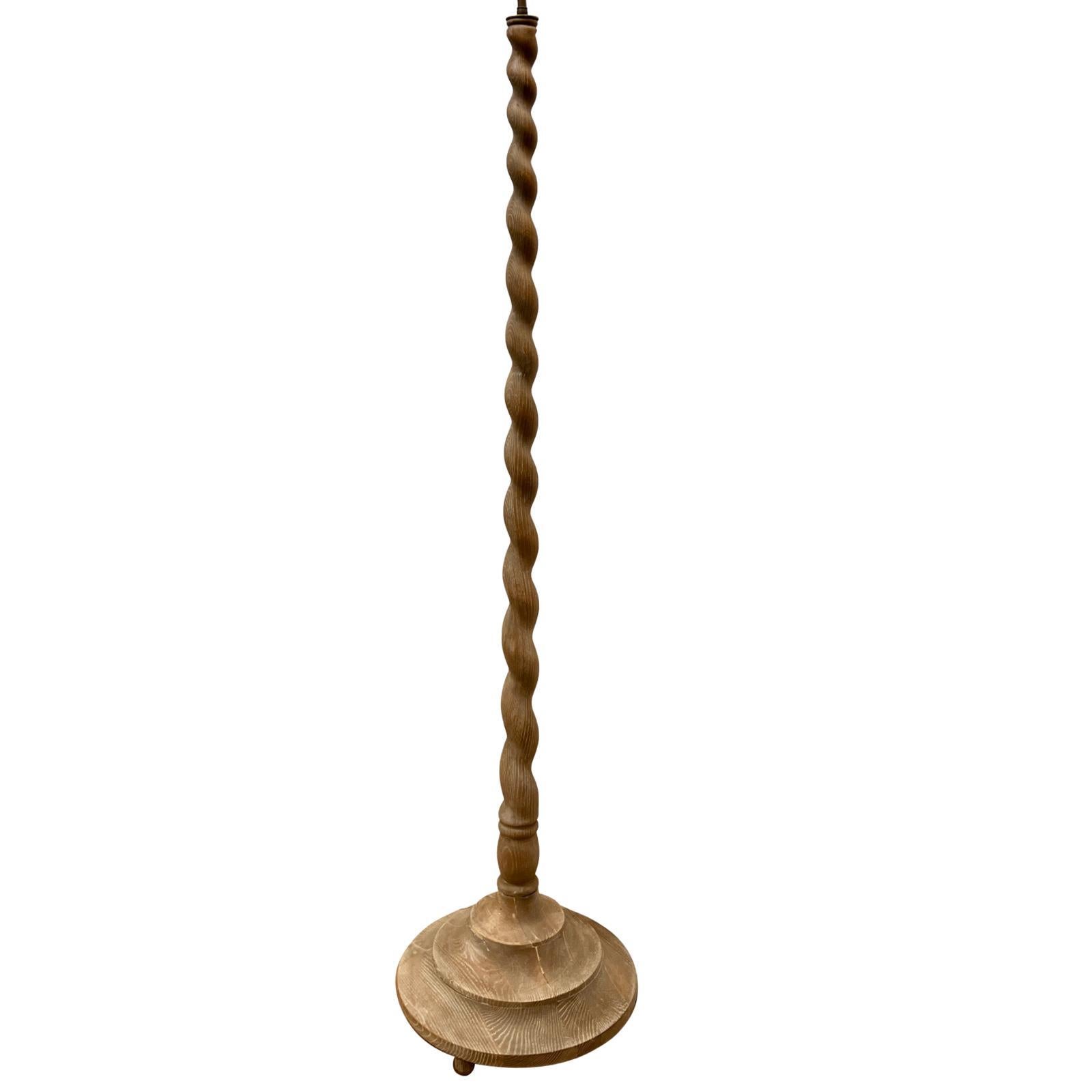 Eine französische Stehlampe aus keramischem Holz aus den 1940er Jahren.

Abmessungen:
Höhe des Körpers: 61,5