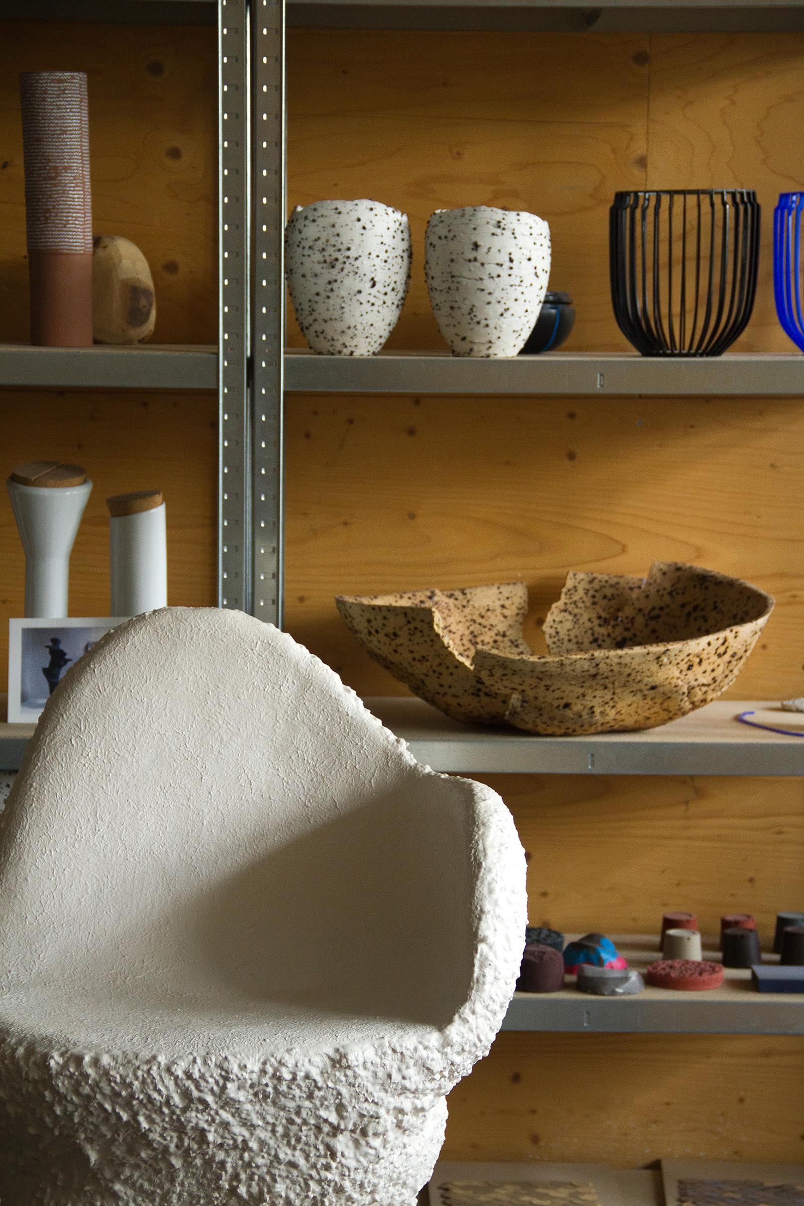 A Chair for Ursula, Off-White Sculptural Dining Chair, Zeitgenössische Handarbeit (Niederländisch) im Angebot