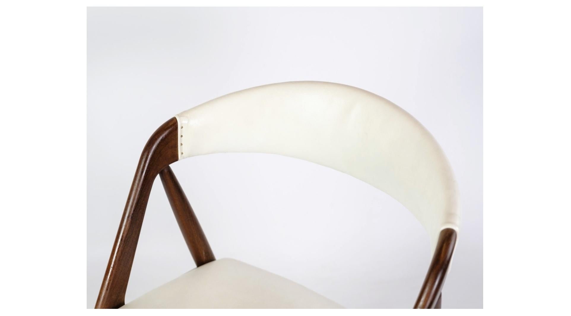 La chaise, conçue par Kai Kristiansen et fabriquée en bois de teck, modèle 31 datant des années 1960 environ et recouverte de cuir blanc, est un meuble remarquable qui représente de la plus belle manière la tradition du design scandinave.

Les