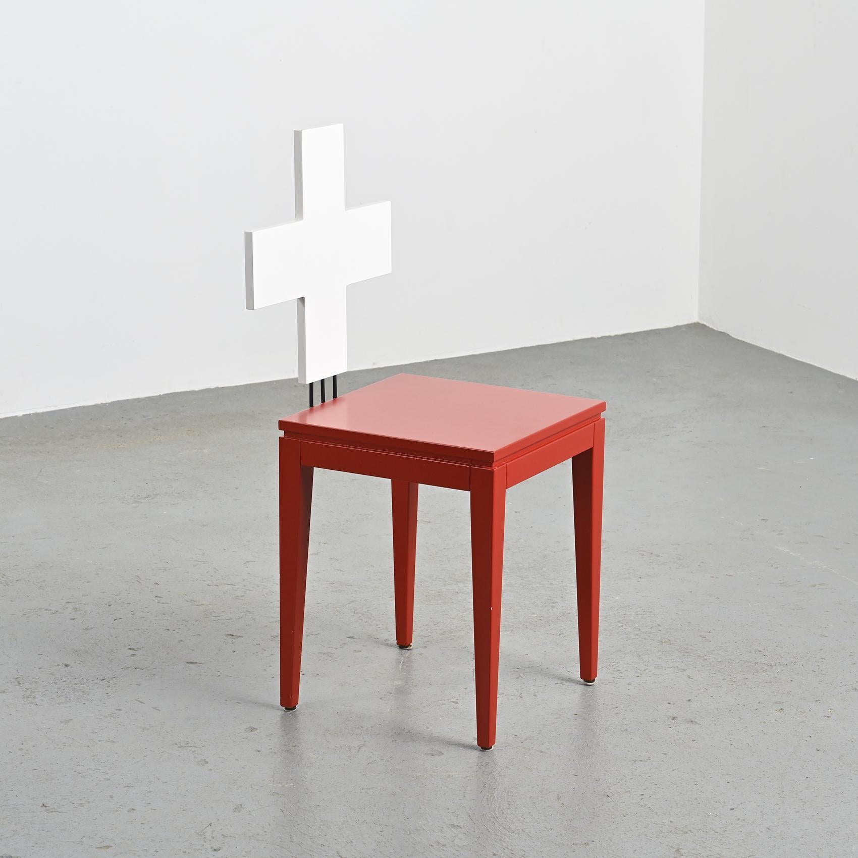 
Fun spirit for this chair model Schwiitz designed by Reto Kaufmann in the 1990s.

As a reminder to the Swiss flag, the seat with quadripod base is in red lacquered wood and the backrest in the shape of a white lacquered cross.

Manufacturer: Horgen