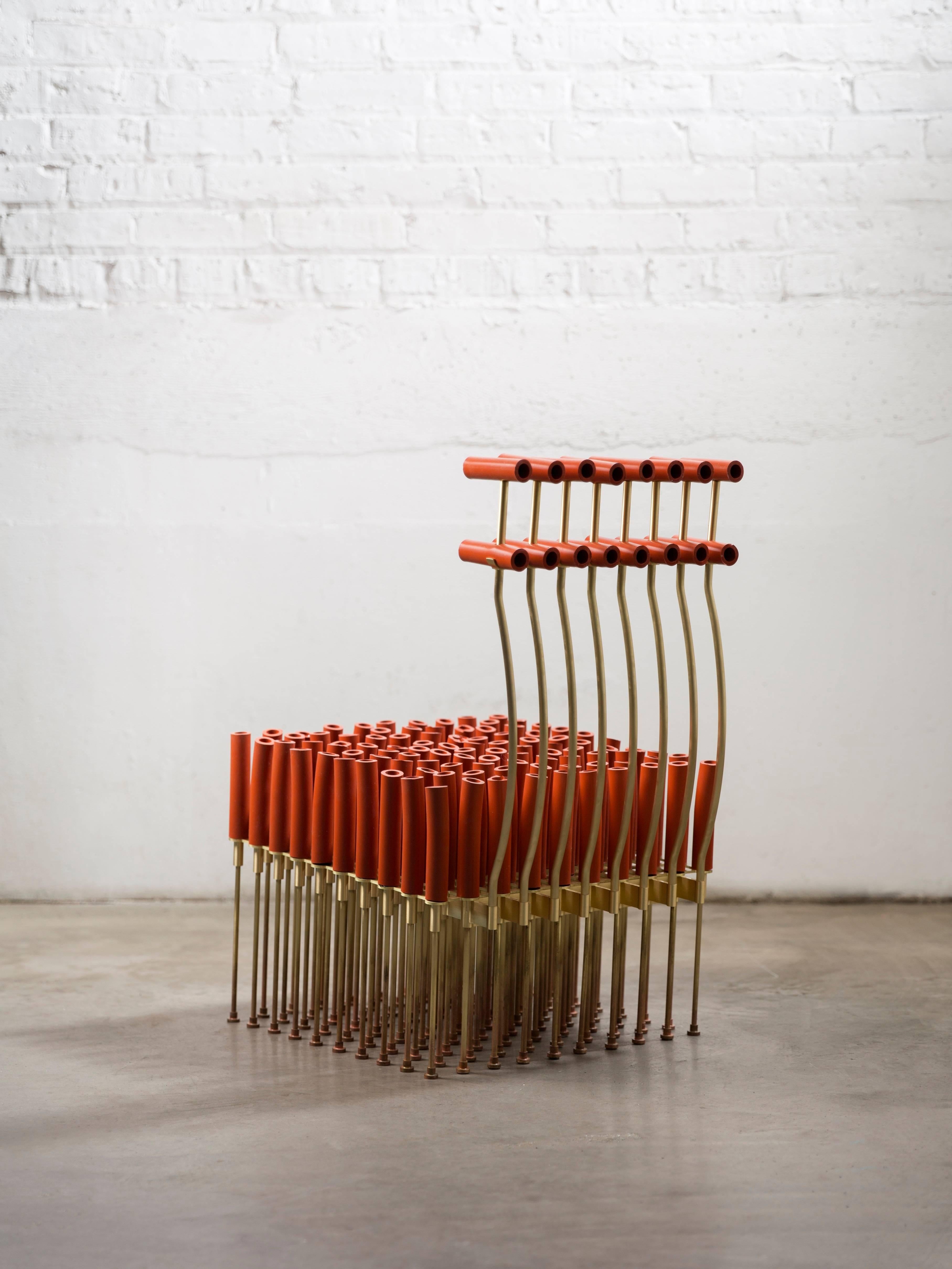 Stuhl mit Röhren und Messing (Moderne) im Angebot