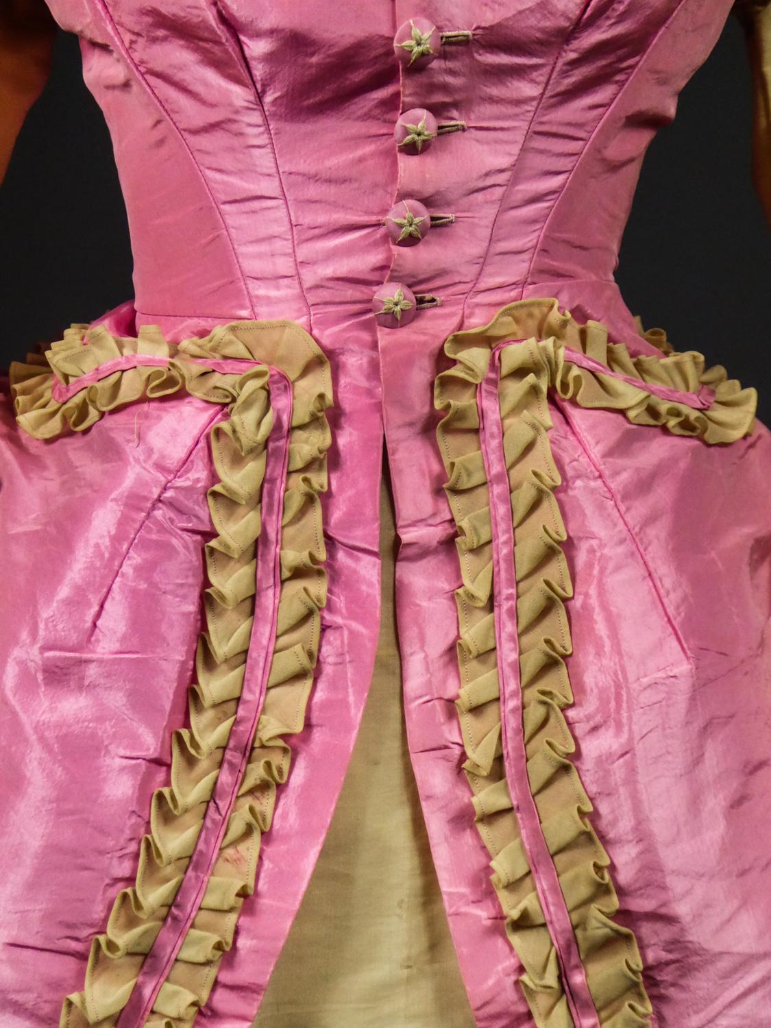 A Challis and Taffeta Bustle Cage Fashion Dress - France circa 1880 In Good Condition In Toulon, FR