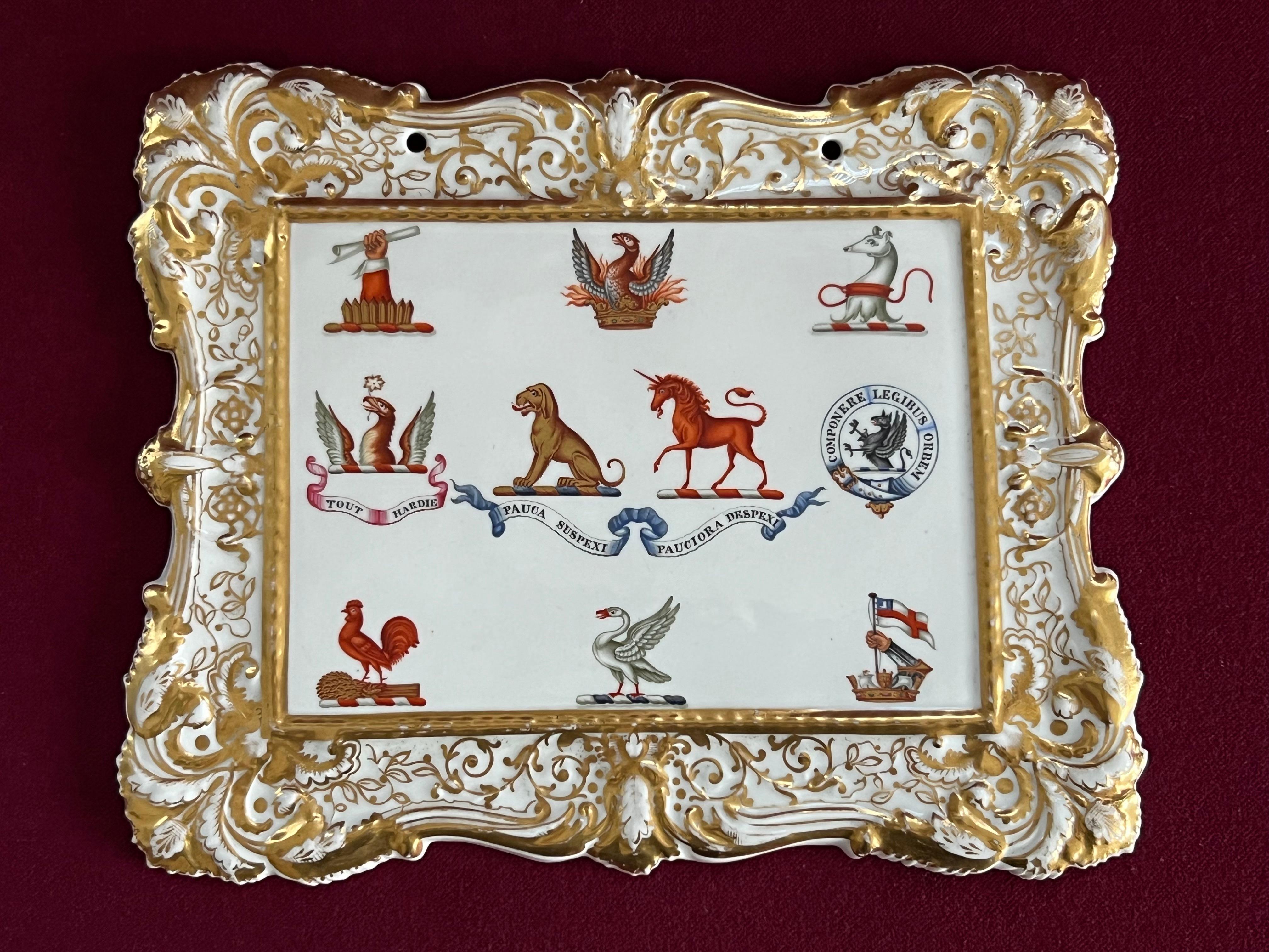 Ein Chamberlain & Co Worcester Amorial Crest Probe Plaque c.1840. Diese Plakette wurde wahrscheinlich im Ausstellungsraum von Chamberlain in der New Bond Street aufgehängt, um die verschiedenen Wappen zu veranschaulichen, die einer Sonderbestellung
