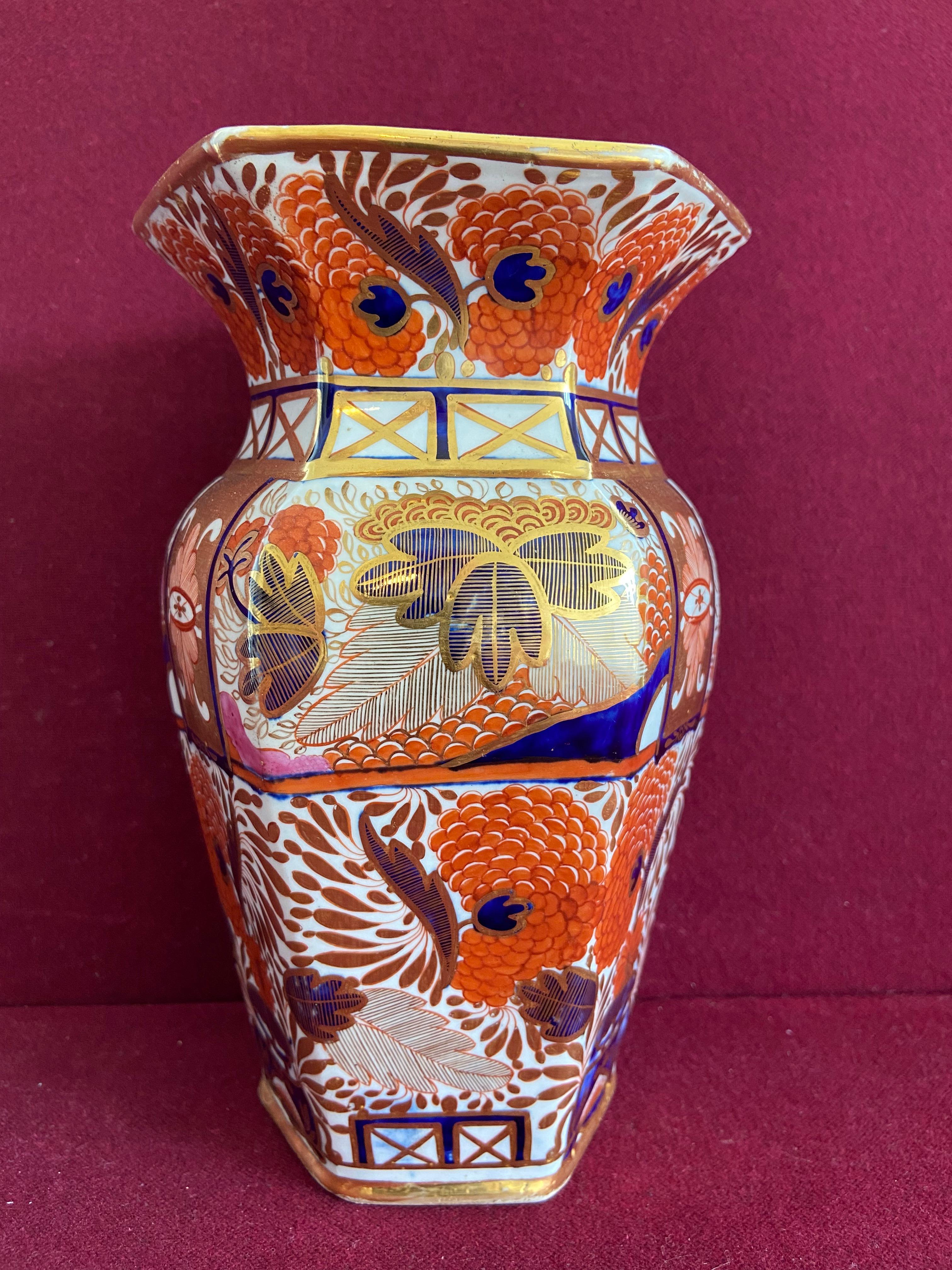 Chamberlain Worcester Hexagonal Vase Pattern 240 c.1805-1810 In Good Condition In Exeter, GB