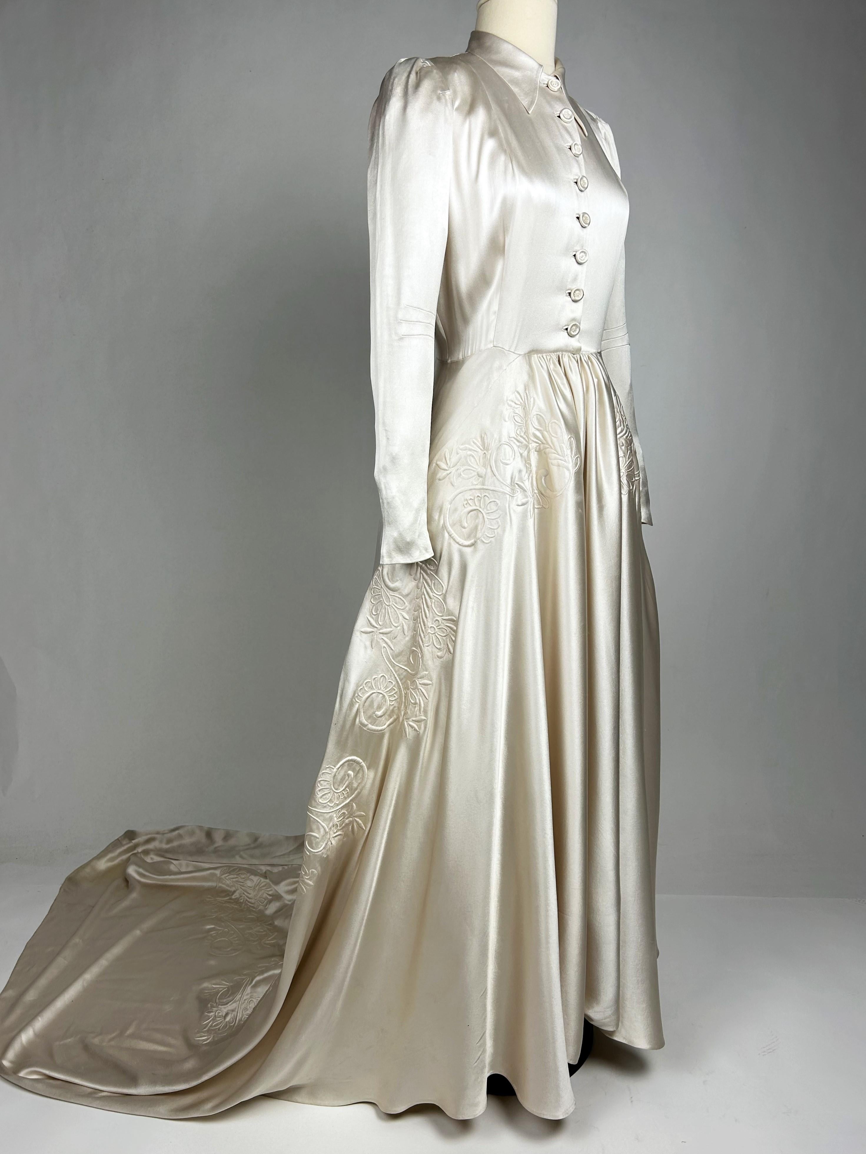 Ein champagnerfarbenes, besticktes Satin-Hochzeitskleid mit Schleppe - Frankreich CIRCA 1940 im Angebot 5