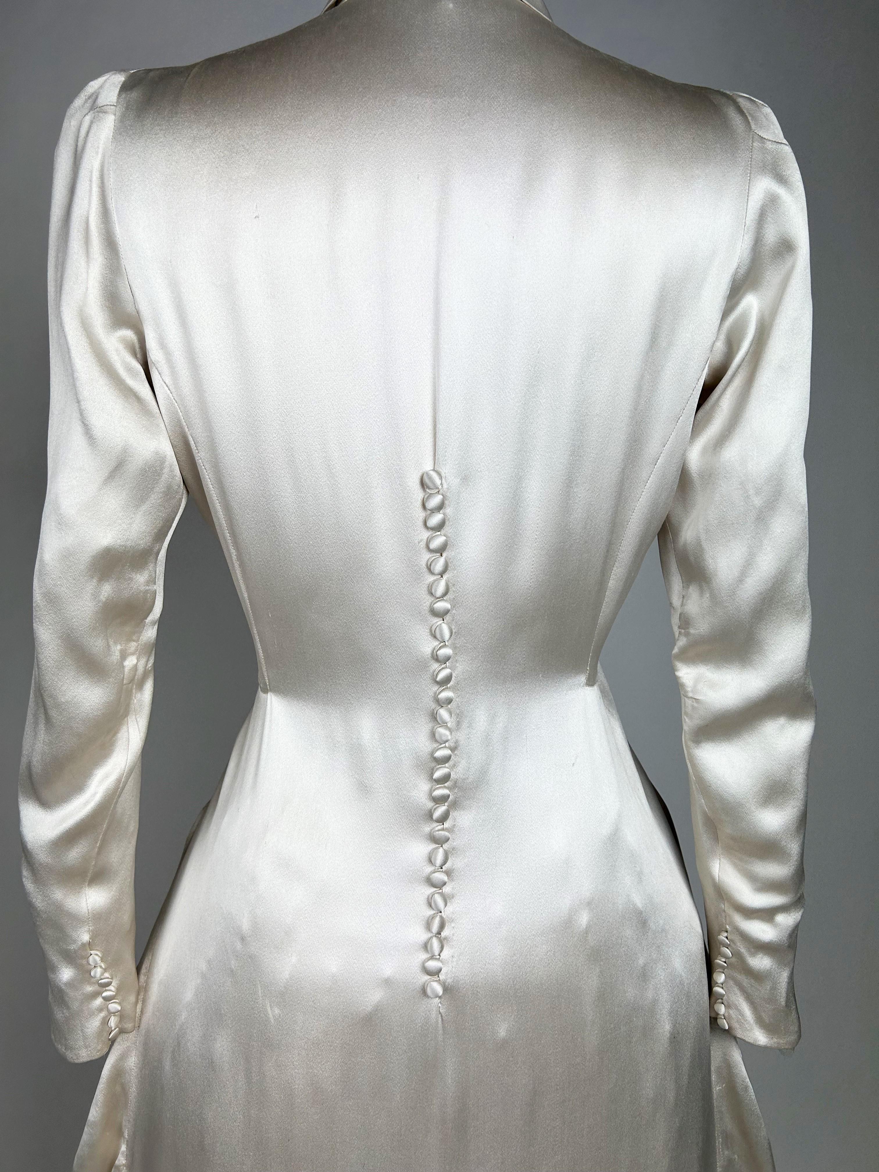 Ein champagnerfarbenes, besticktes Satin-Hochzeitskleid mit Schleppe - Frankreich CIRCA 1940 im Angebot 8