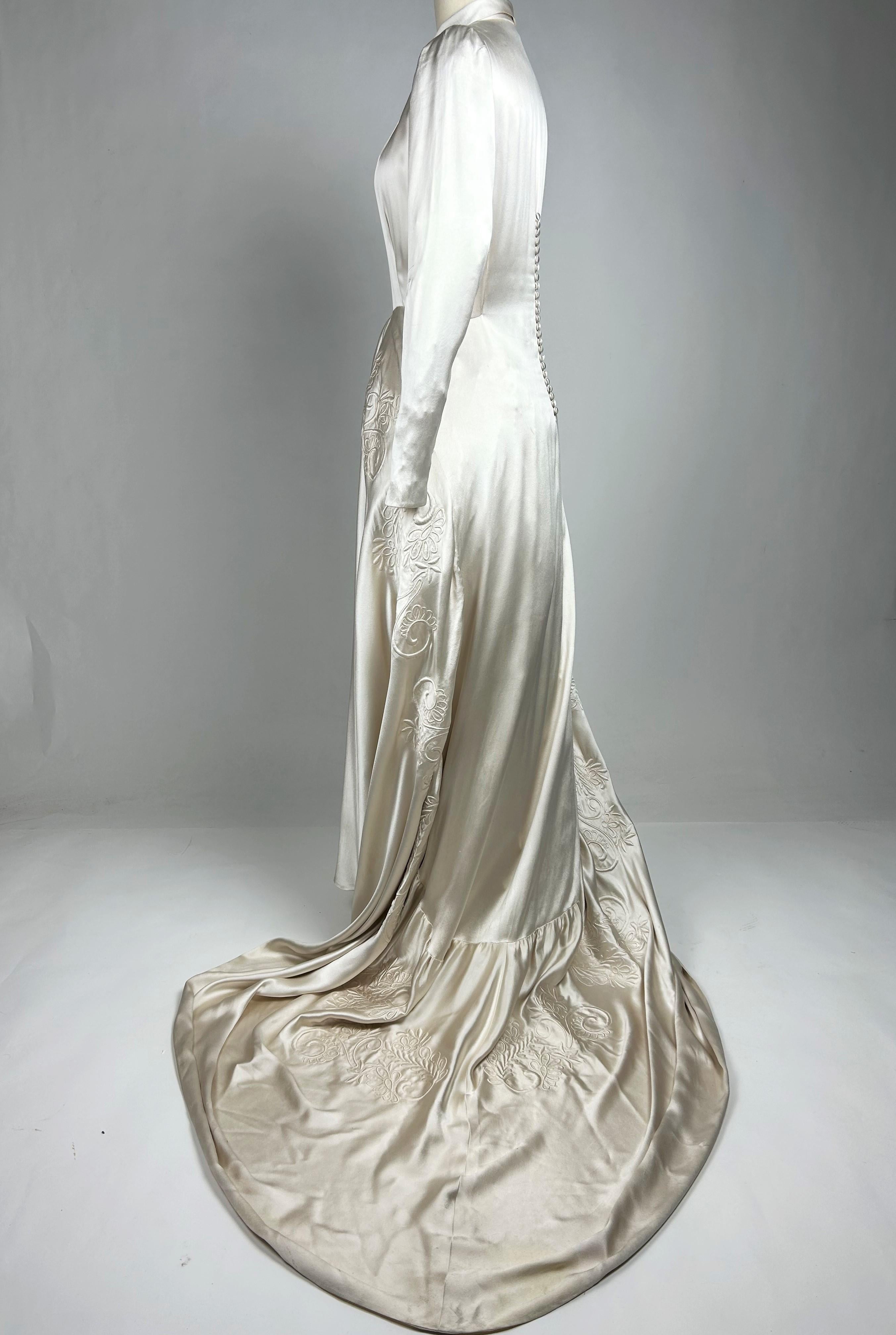 Ein champagnerfarbenes, besticktes Satin-Hochzeitskleid mit Schleppe - Frankreich CIRCA 1940 im Angebot 9