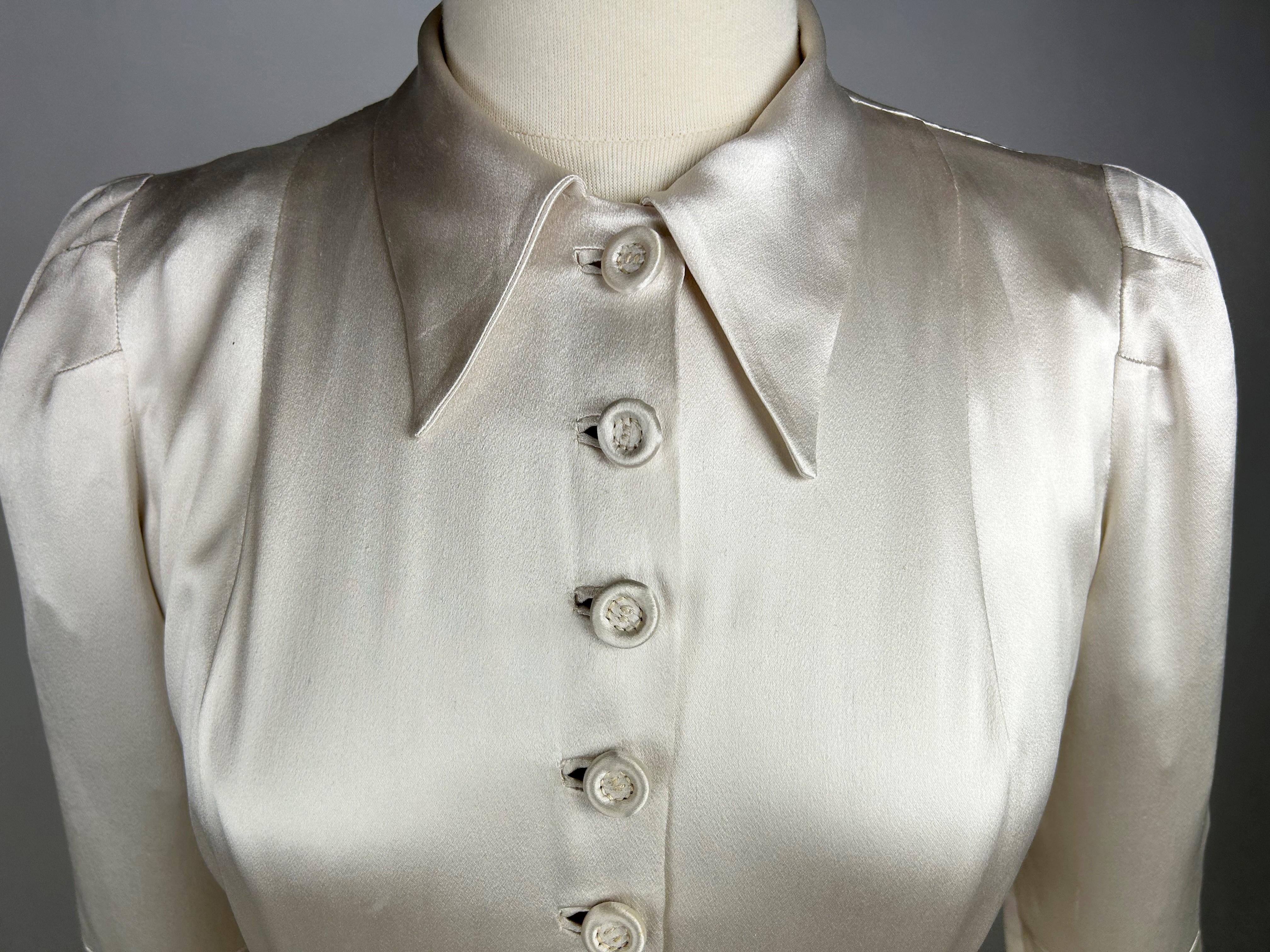 Ein champagnerfarbenes, besticktes Satin-Hochzeitskleid mit Schleppe - Frankreich CIRCA 1940 im Angebot 12
