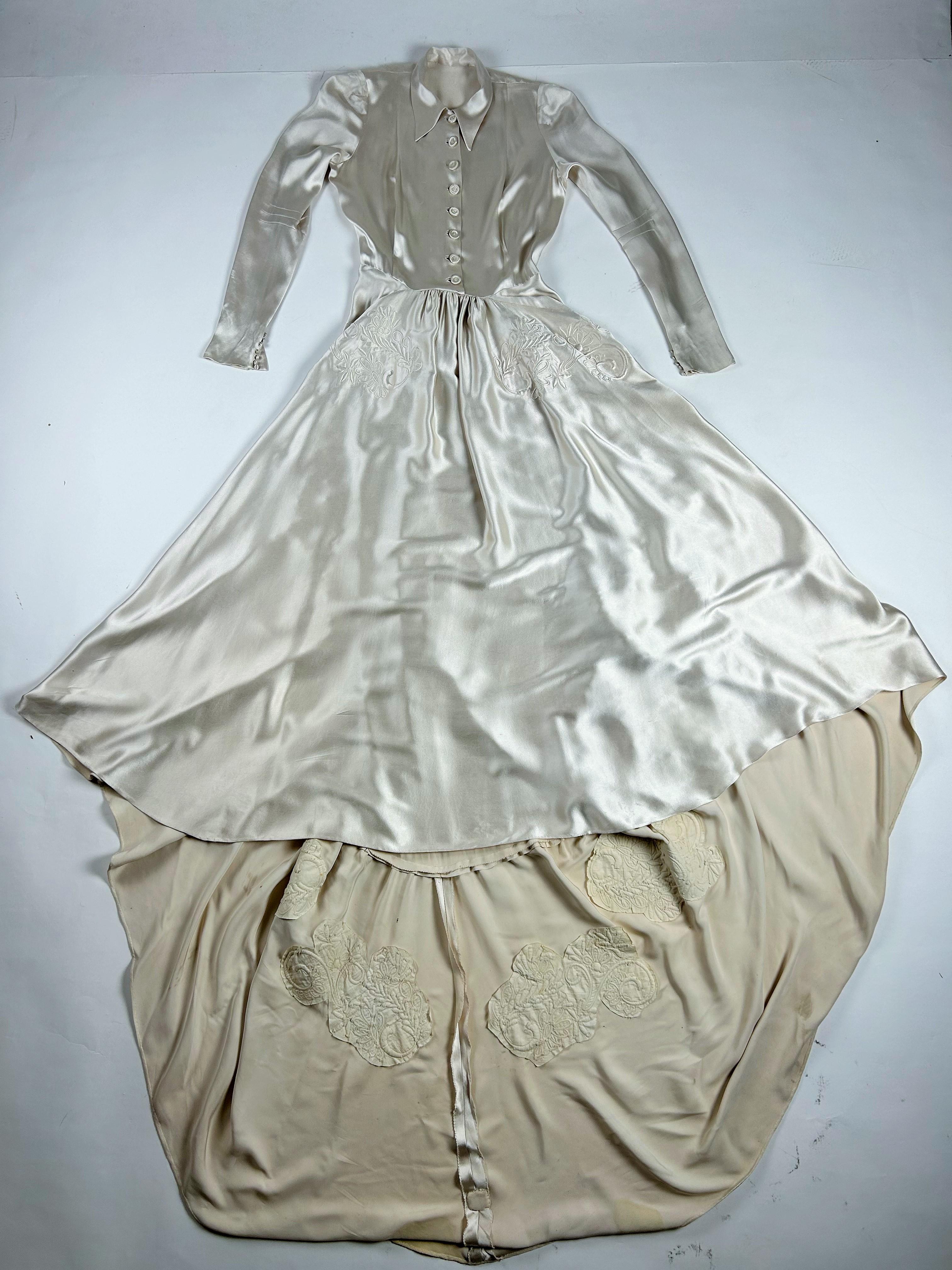 Ein champagnerfarbenes, besticktes Satin-Hochzeitskleid mit Schleppe - Frankreich CIRCA 1940 (Grau) im Angebot