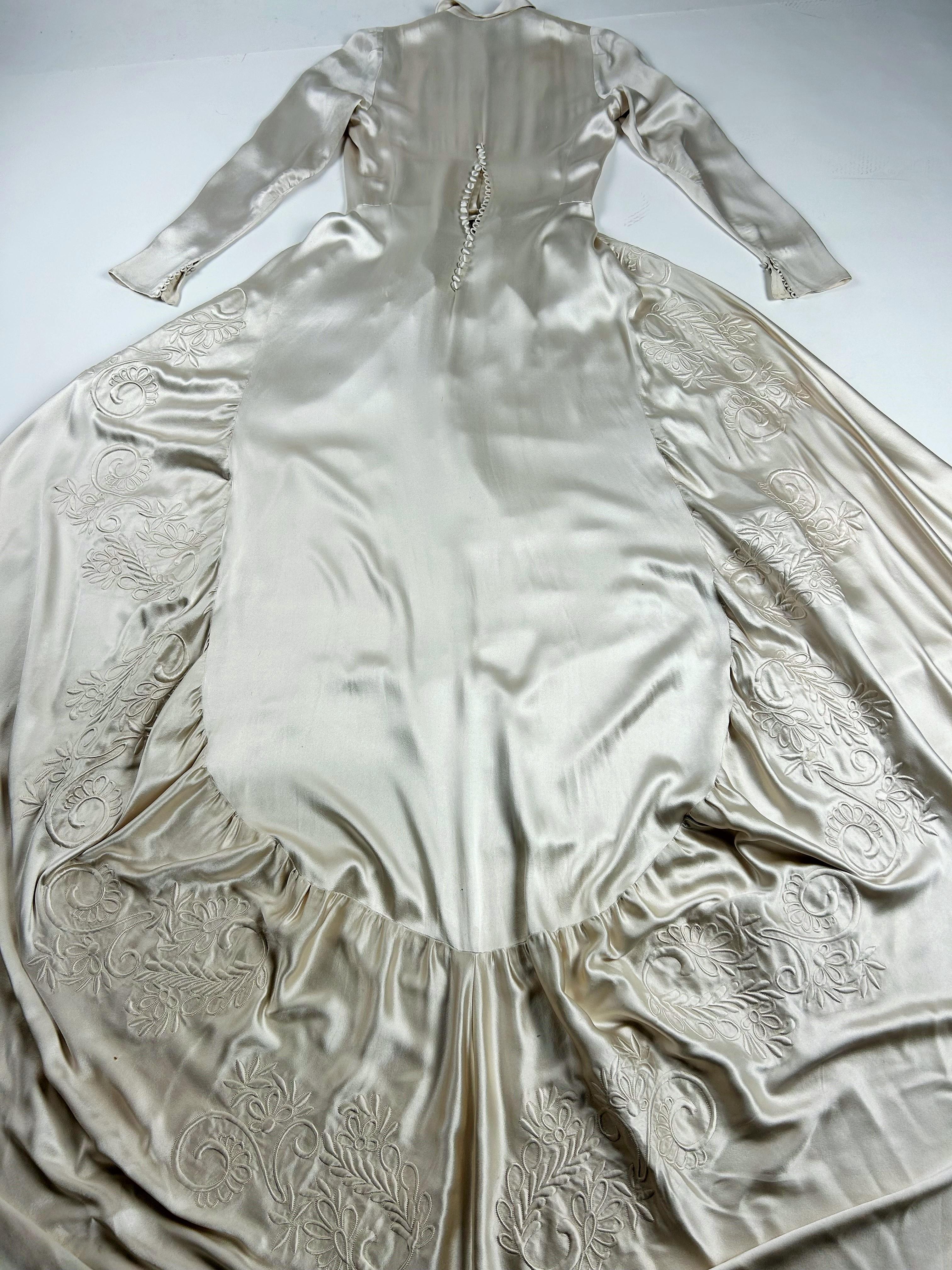 Ein champagnerfarbenes, besticktes Satin-Hochzeitskleid mit Schleppe - Frankreich CIRCA 1940 Damen im Angebot