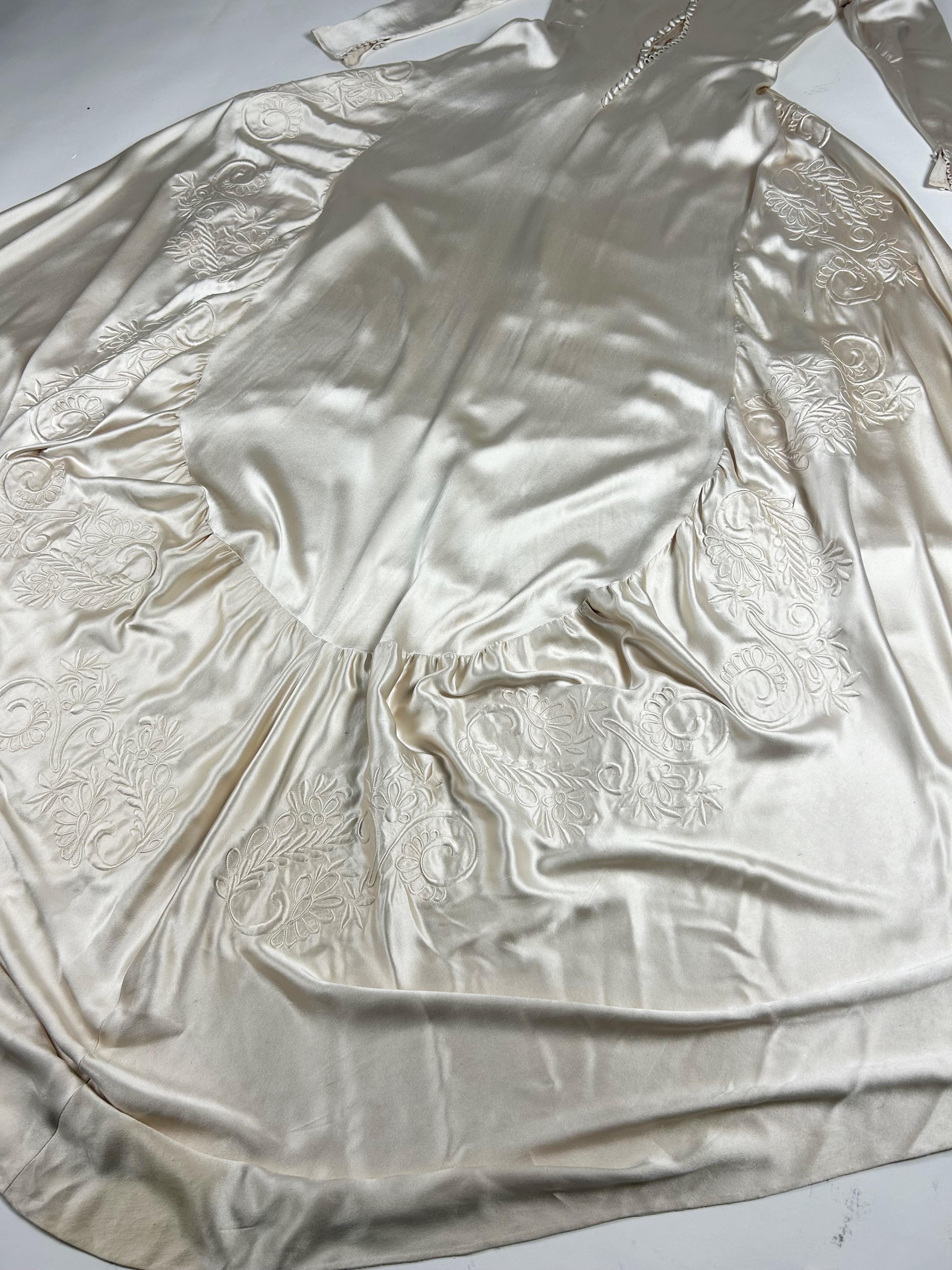 Ein champagnerfarbenes, besticktes Satin-Hochzeitskleid mit Schleppe - Frankreich CIRCA 1940 im Angebot 1