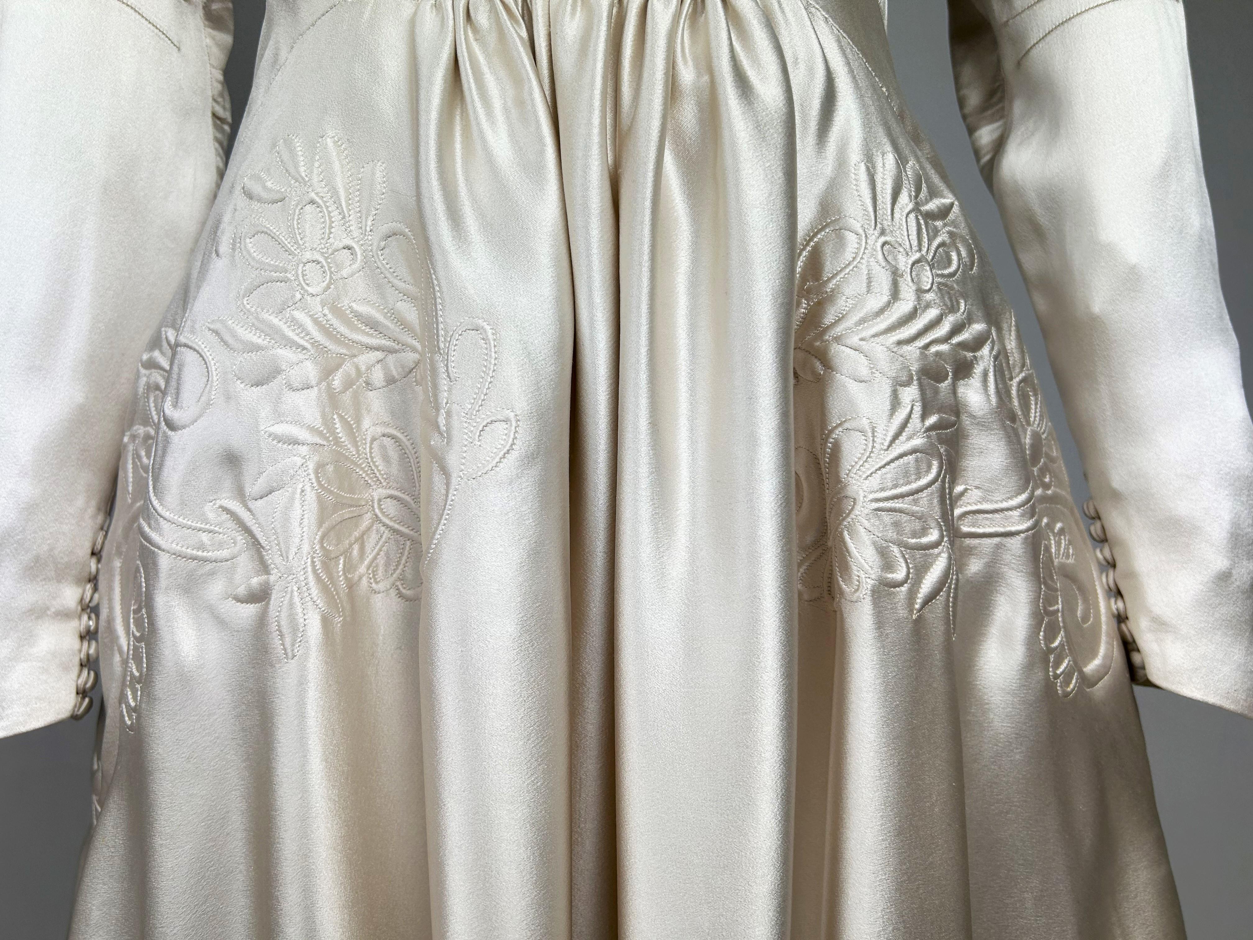 Robe de mariée en satin brodé couleur champagne avec traîne, France, circa 1940 en vente 4