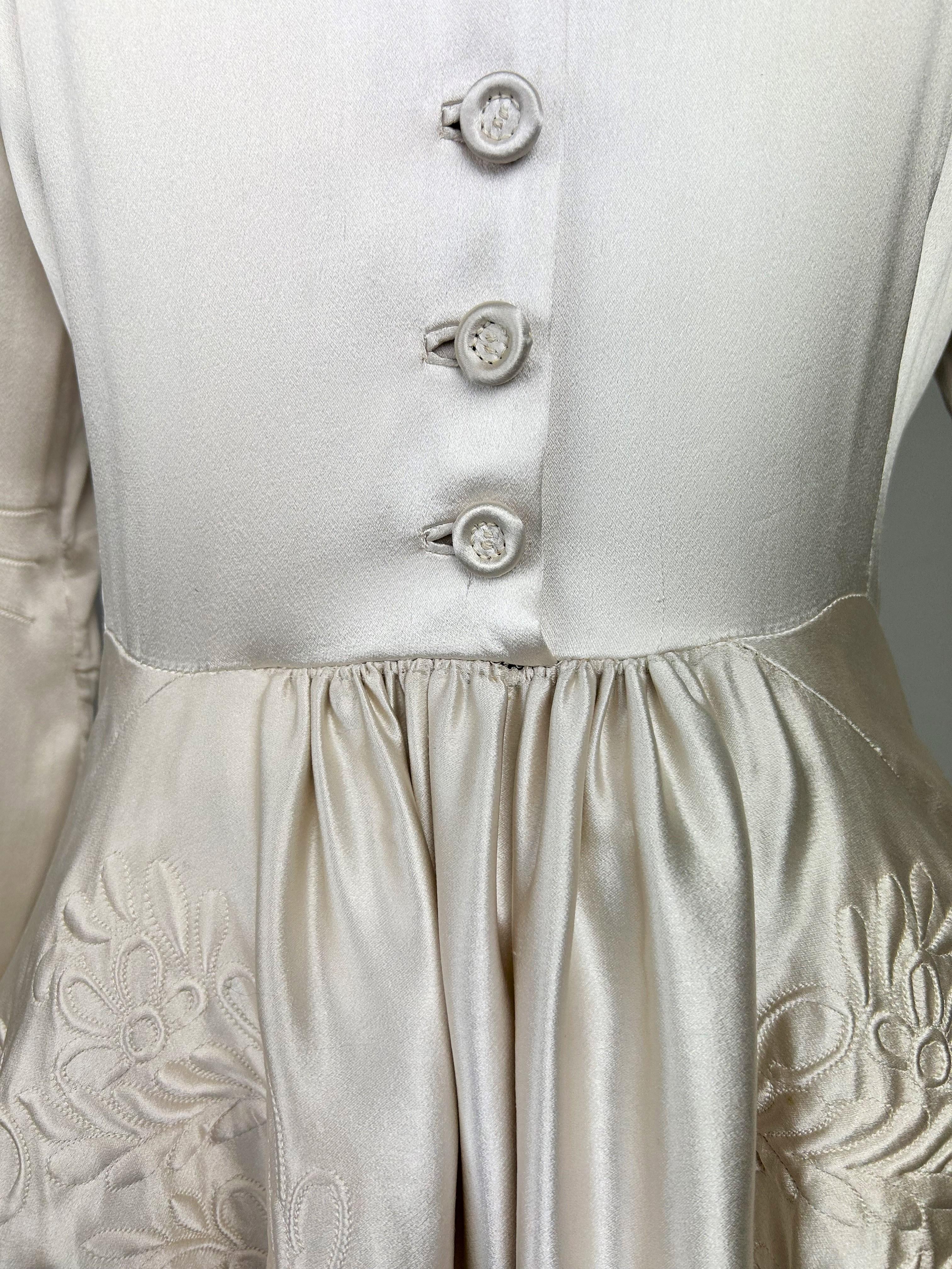 Ein champagnerfarbenes, besticktes Satin-Hochzeitskleid mit Schleppe - Frankreich CIRCA 1940 im Angebot 4