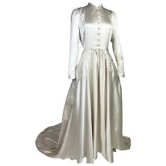 Ein champagnerfarbenes, besticktes Satin-Hochzeitskleid mit Schleppe - Frankreich CIRCA 1940