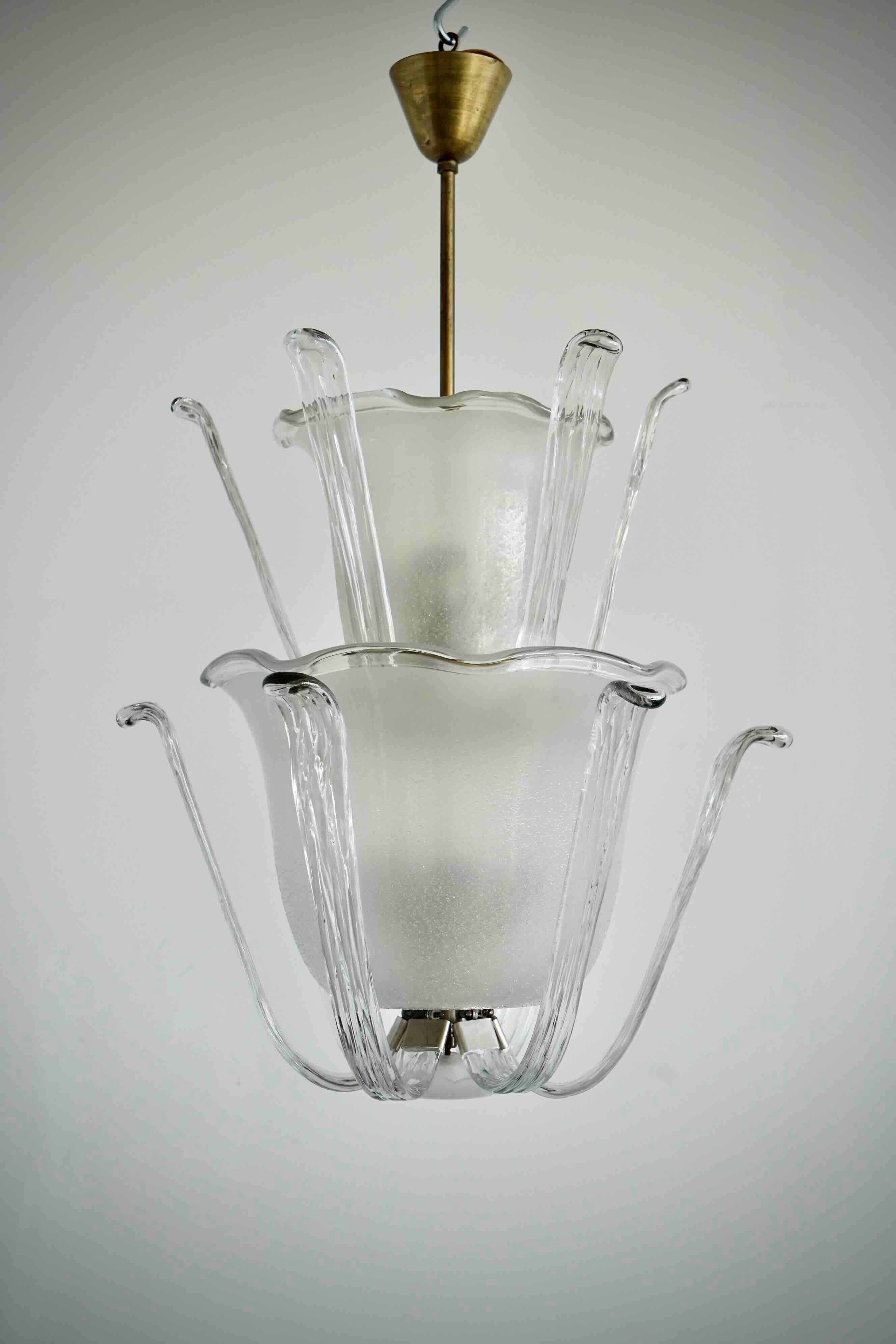 A Chandelier designed by HARALD NOTINI for Arvid Böhlmarks Lampfabrik, 1940s. Model 11372, brass and glass.
Frame and suspension in matt brushed brass, bowl-shaped cups in clear glass with wavy edge and fine-grained surface finish, all around