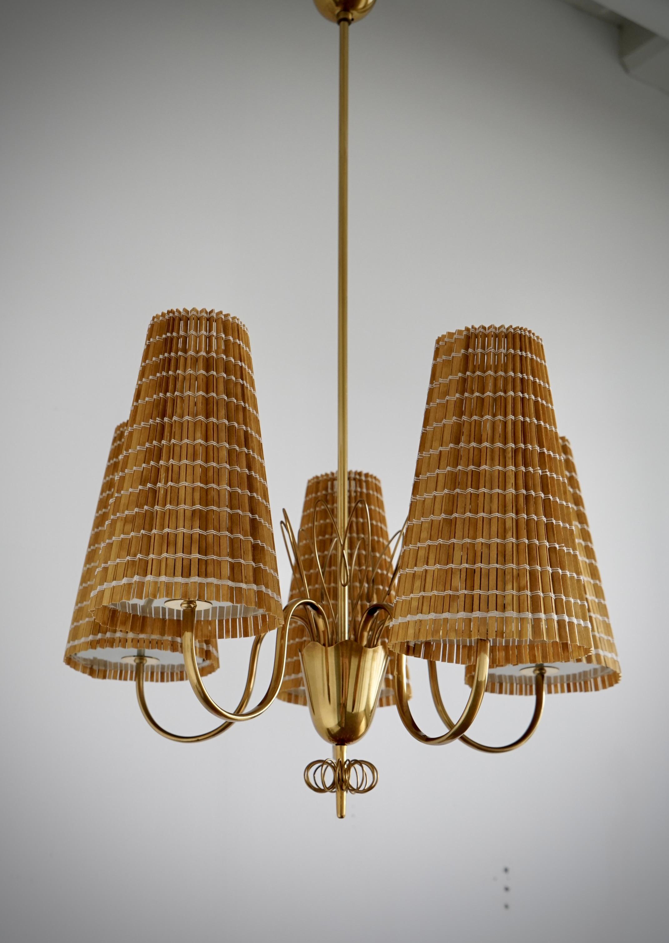 Scandinavo moderno Un lampadario  da Paavo Tynell  per Taito Oy, Model 9082 in vendita