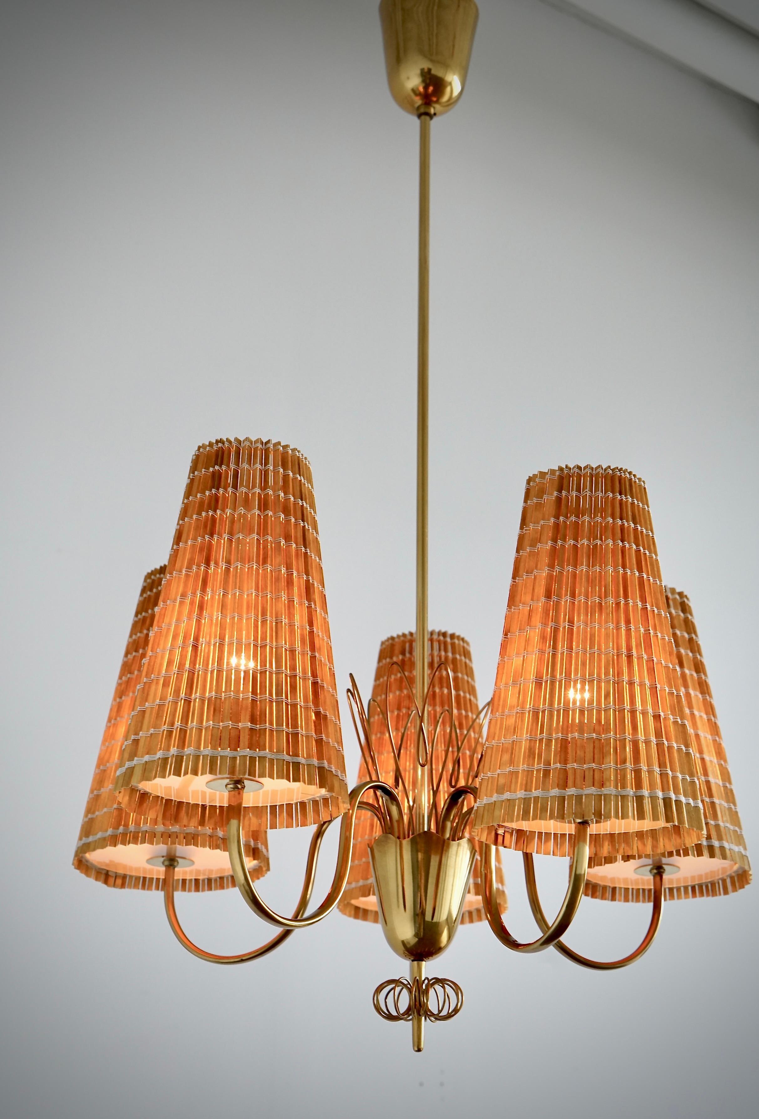Un lampadario  da Paavo Tynell  per Taito Oy, Model 9082 In condizioni buone in vendita a Long Island City, NY