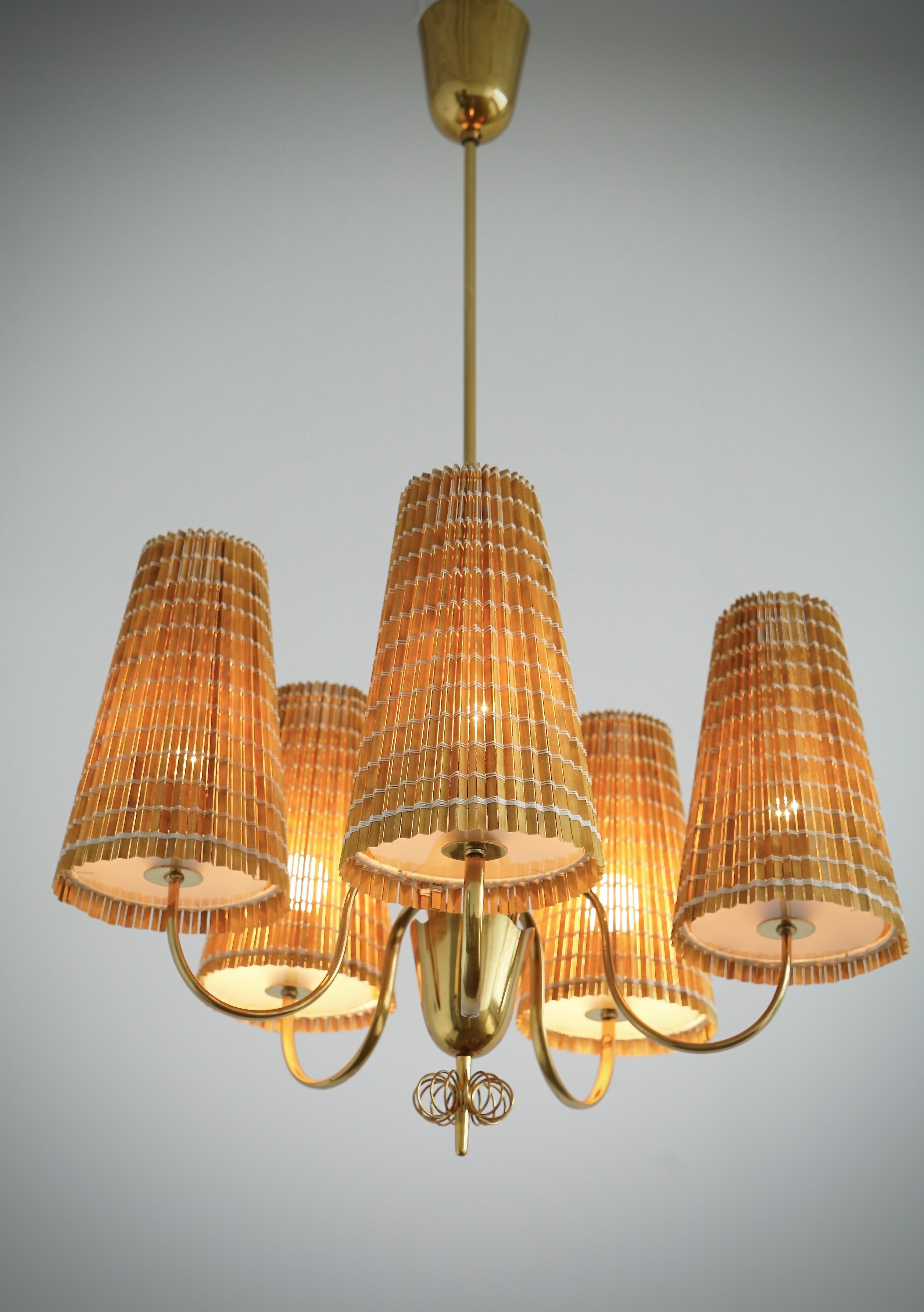 Metà XX secolo Un lampadario  da Paavo Tynell  per Taito Oy, Model 9082 in vendita