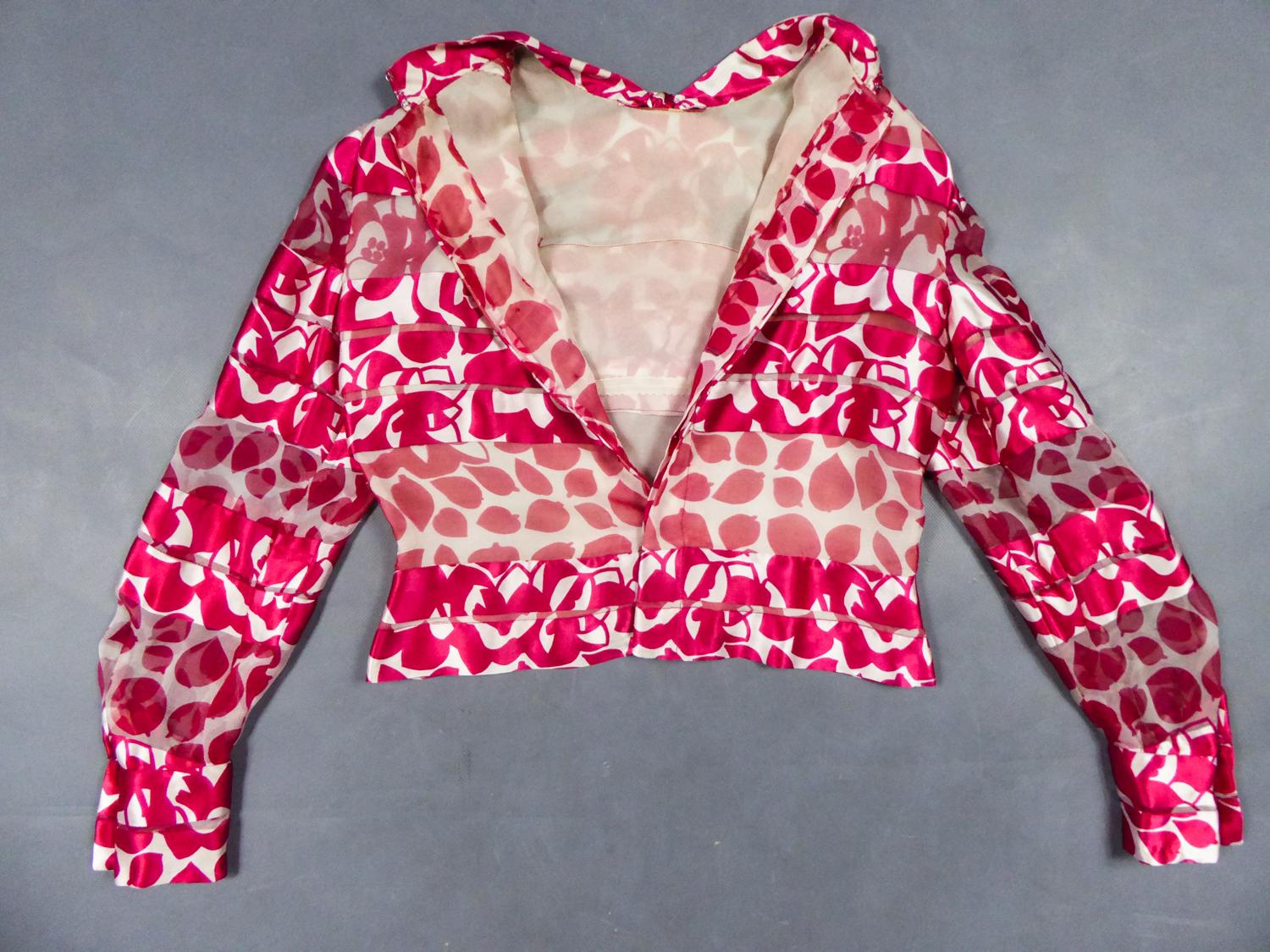 Circa 1971
France

Rare blouse courte Chanel Haute Couture en soie imprimée, datant probablement de la fin de la période Gabrielle Chanel, décédée en 1971. Superbe pekin de soie alternant crêpe translucide et bandes de satin. Impression de fleurs