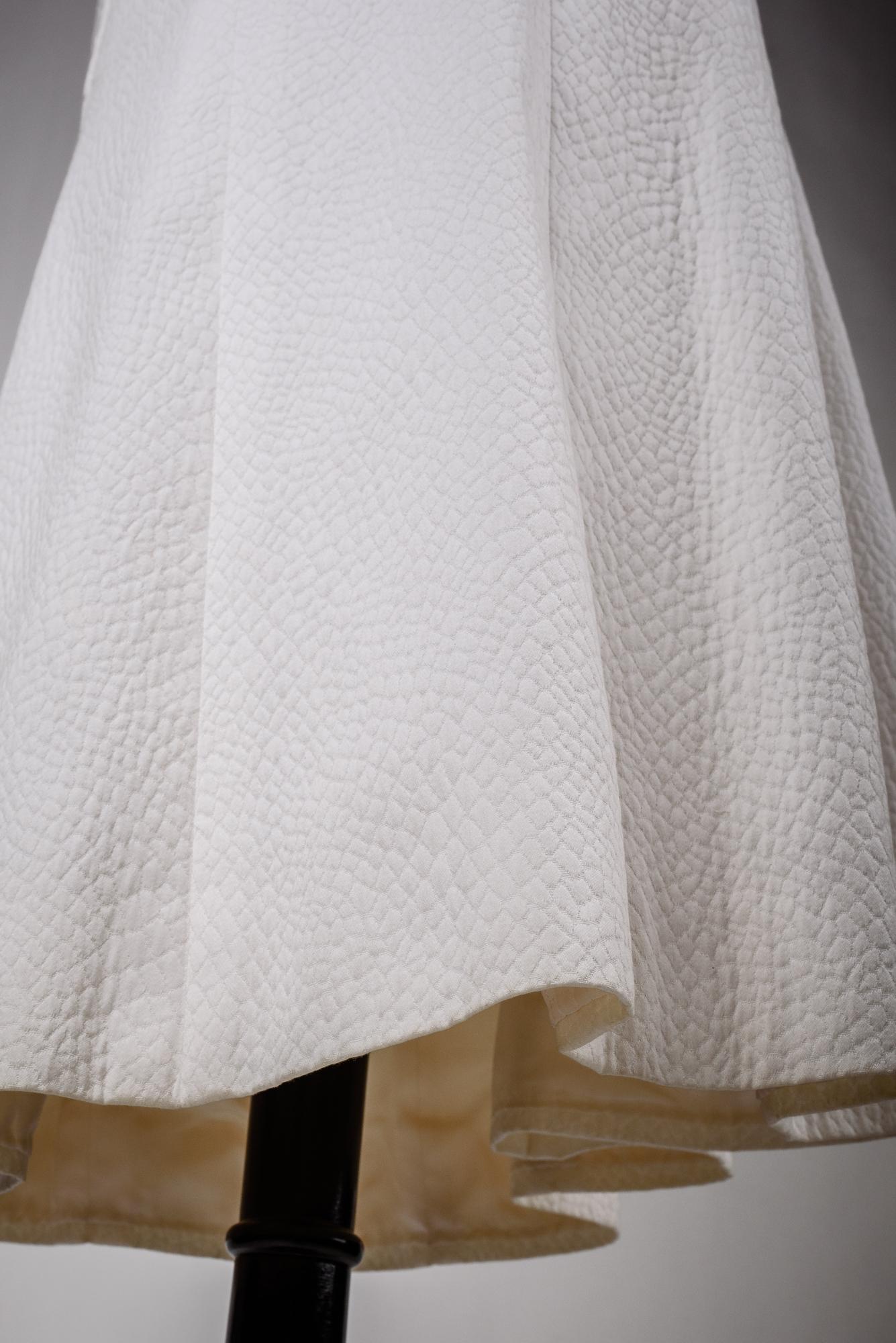 A Chanel Couture white cotton Set numbered 59989/59990 Circa 1970 11