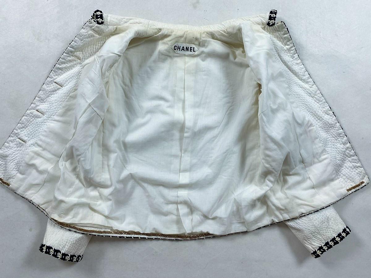 A Chanel Couture white cotton Set numbered 59989/59990 Circa 1970 14
