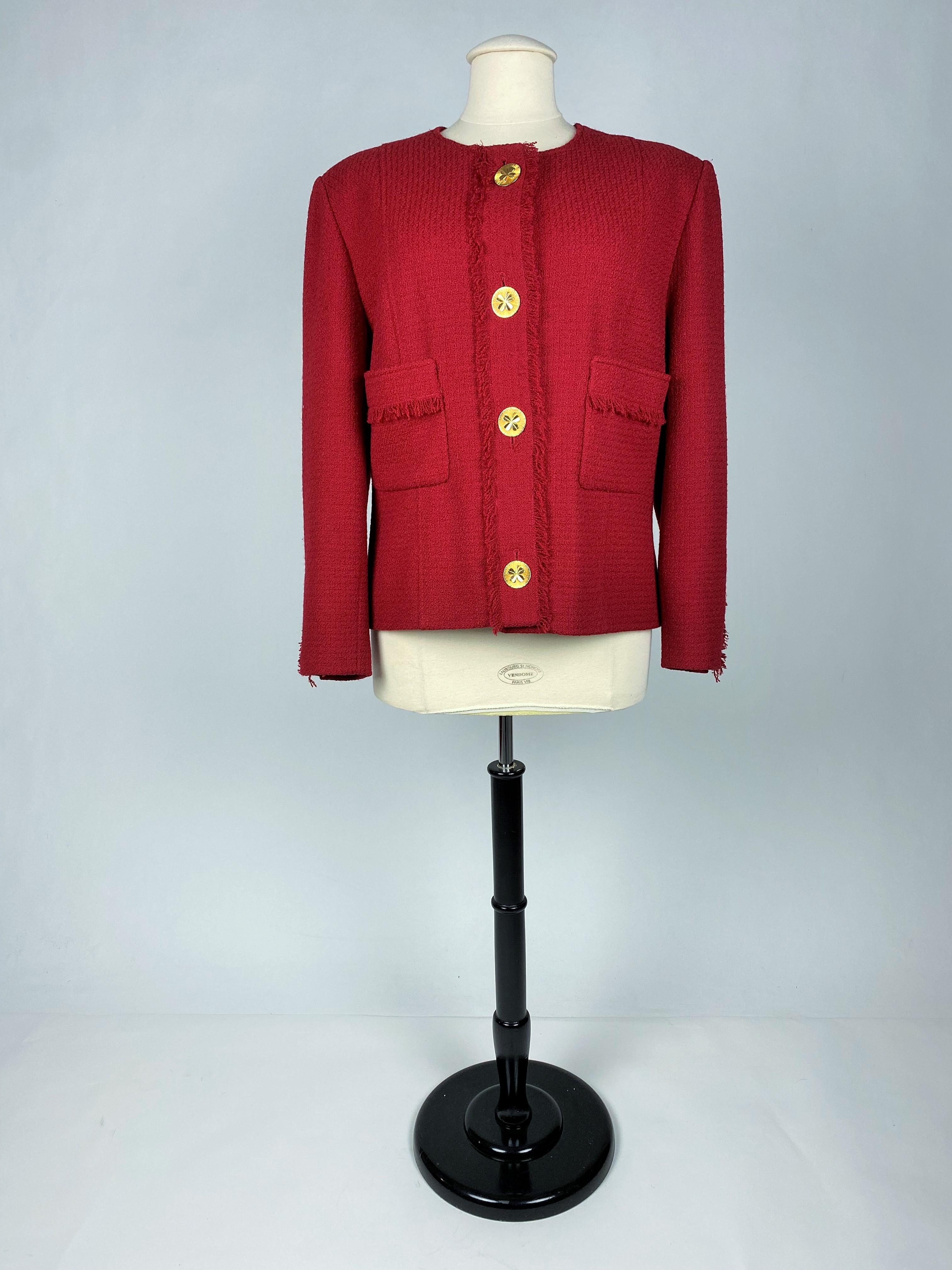 CIRCA 1995-2000
Frankreich

Elegante Anzugjacke von Chanel Boutique, die unter der Leitung von Karl Lagerfed aus roter Mohairwolle gefertigt wurde und aus den späten 1990er Jahren stammt. Gerade Jacke mit zwei Taschen mit Fransenpatten und einer