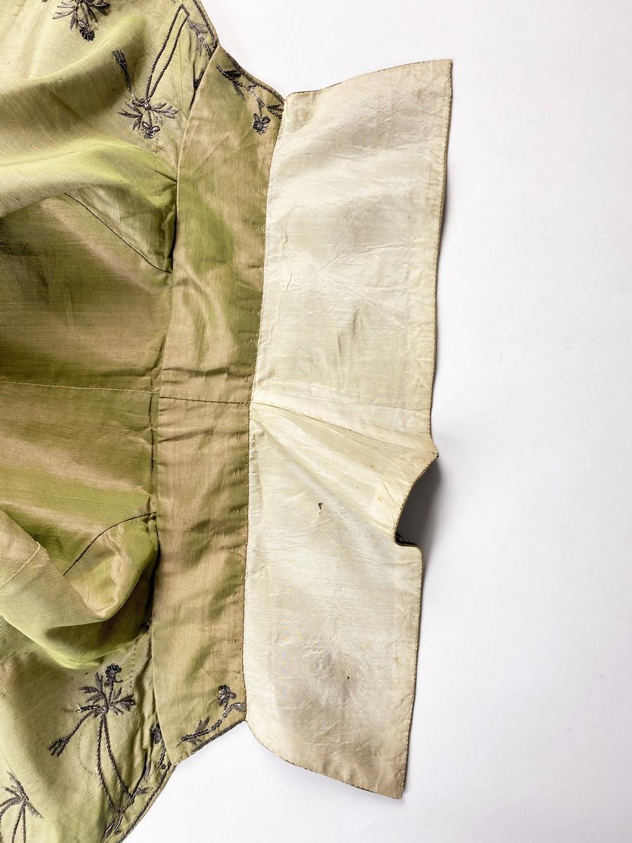 A changing taffeta Embroidered Frockcoat - French Revolution period Circa 1790 For Sale 5
