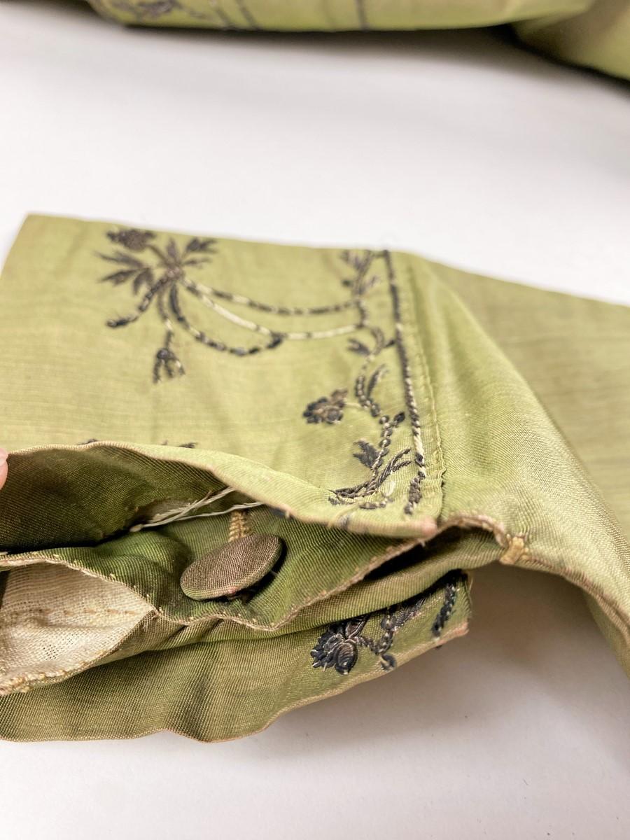 A changing taffeta Embroidered Frockcoat - French Revolution period Circa 1790 For Sale 6