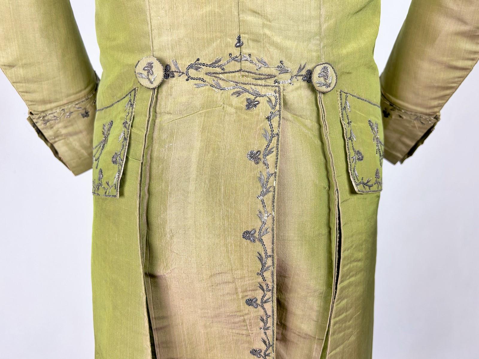 A changing taffeta Embroidered Frockcoat - French Revolution period Circa 1790 For Sale 9