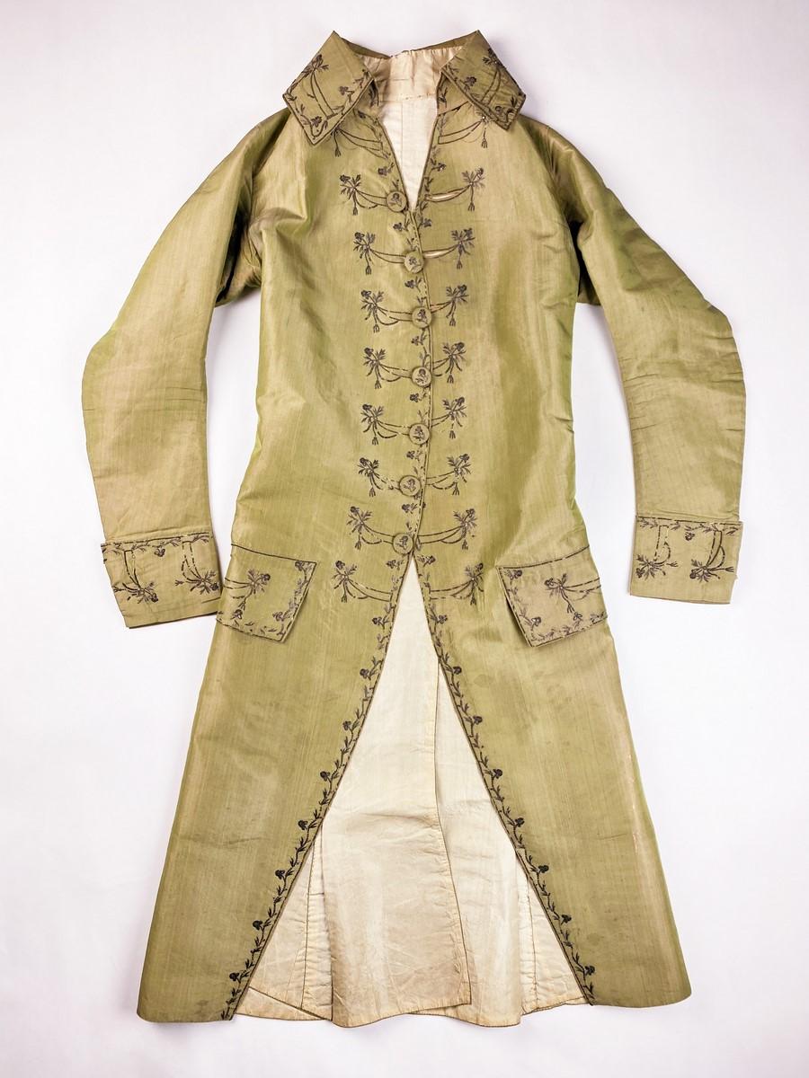 A changing taffeta Embroidered Frockcoat - French Revolution period Circa 1790 For Sale 10