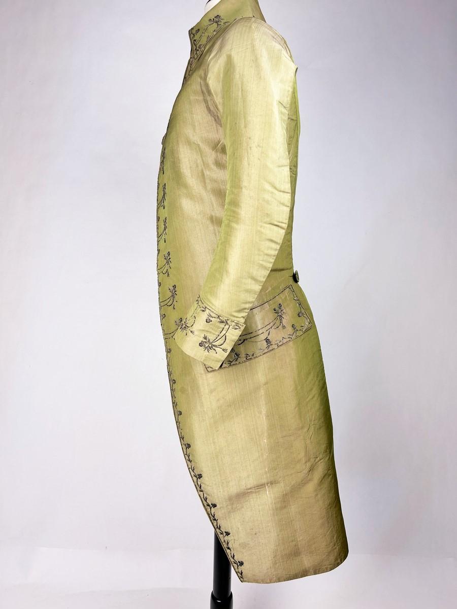 A changing taffeta Embroidered Frockcoat - French Revolution period Circa 1790 For Sale 3