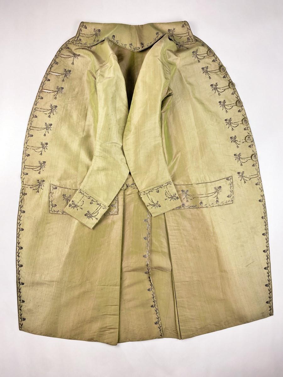 A changing taffeta Embroidered Frockcoat - French Revolution period Circa 1790 For Sale 4