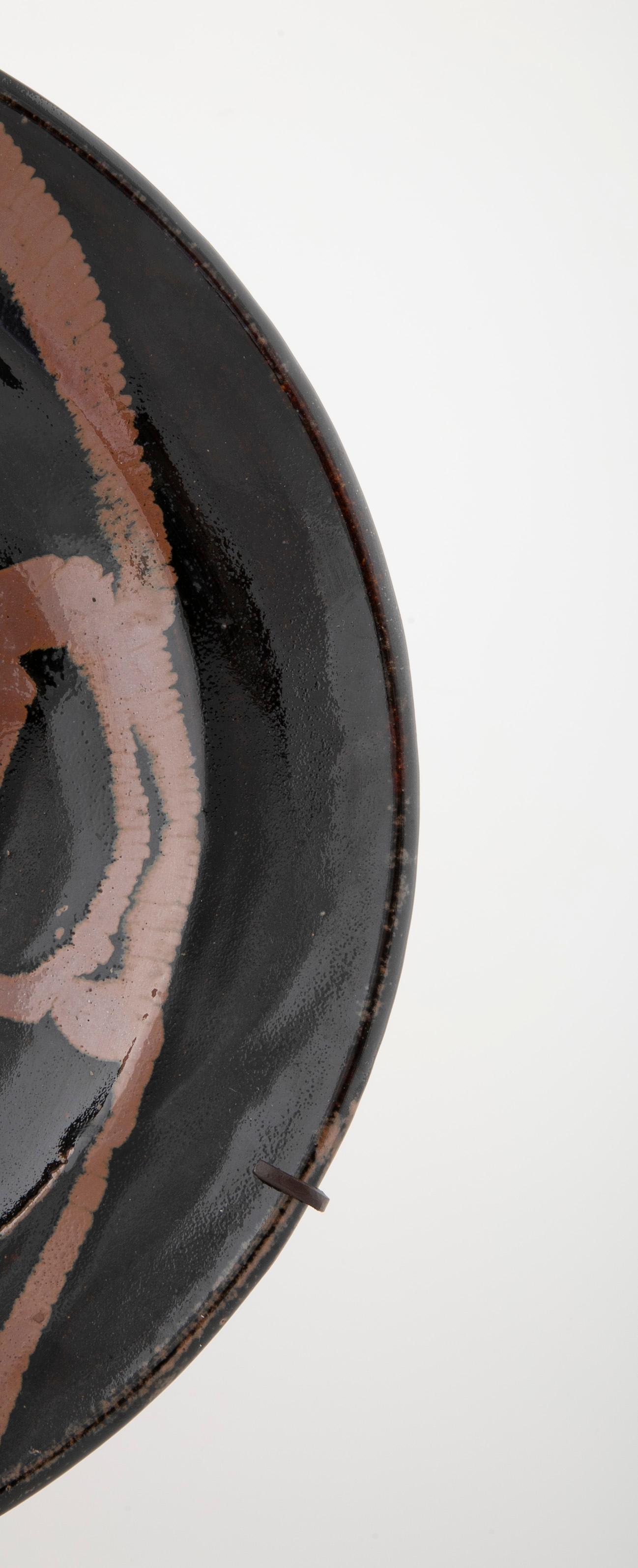 Japonais Assiette de présentation attribuée à Shoji Hamada sur socle contemporain en vente