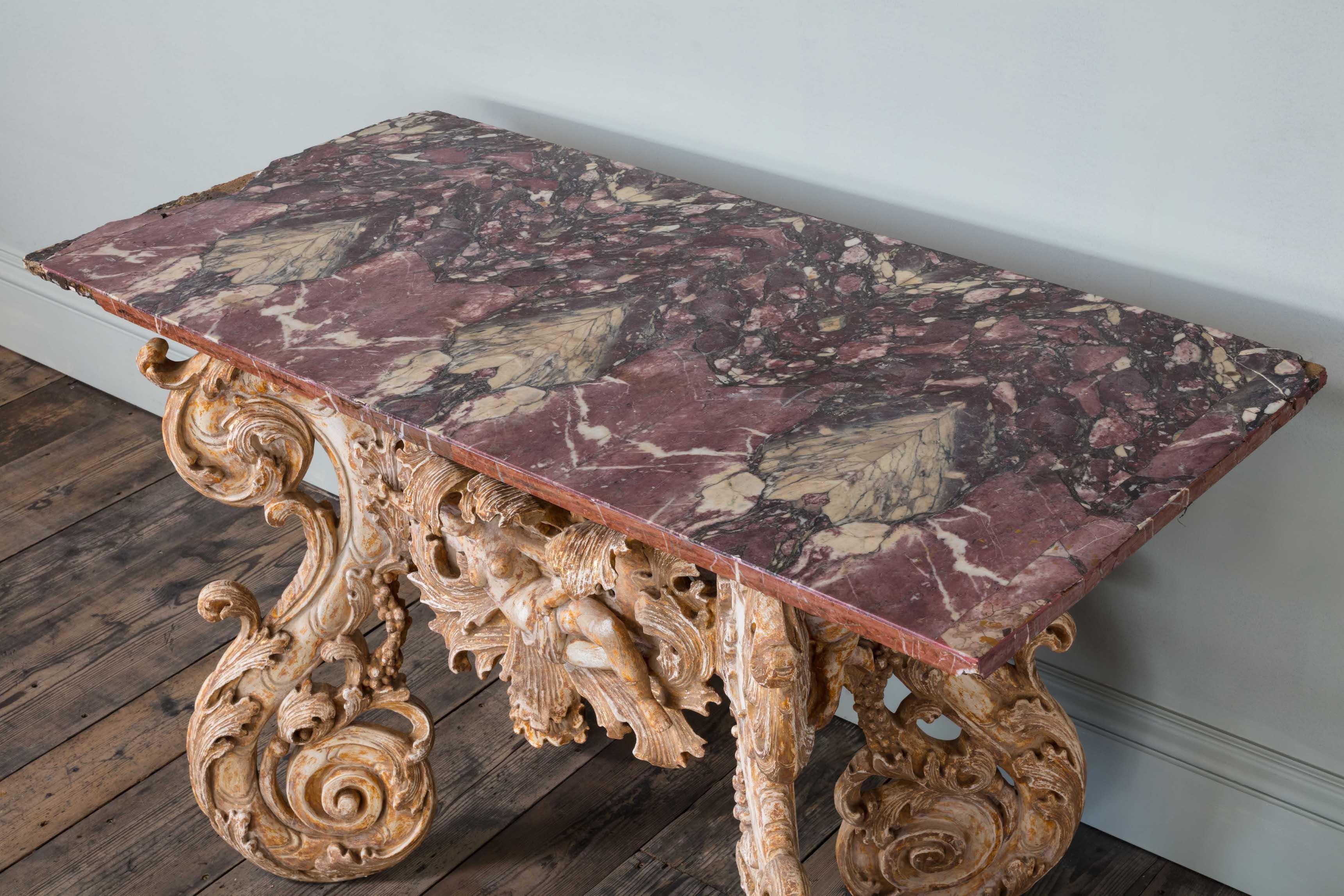 Table console en bois doré et marbre Charles II

Console en bois doré et marbre Charles II, vers 1680, reposant sur des supports en 