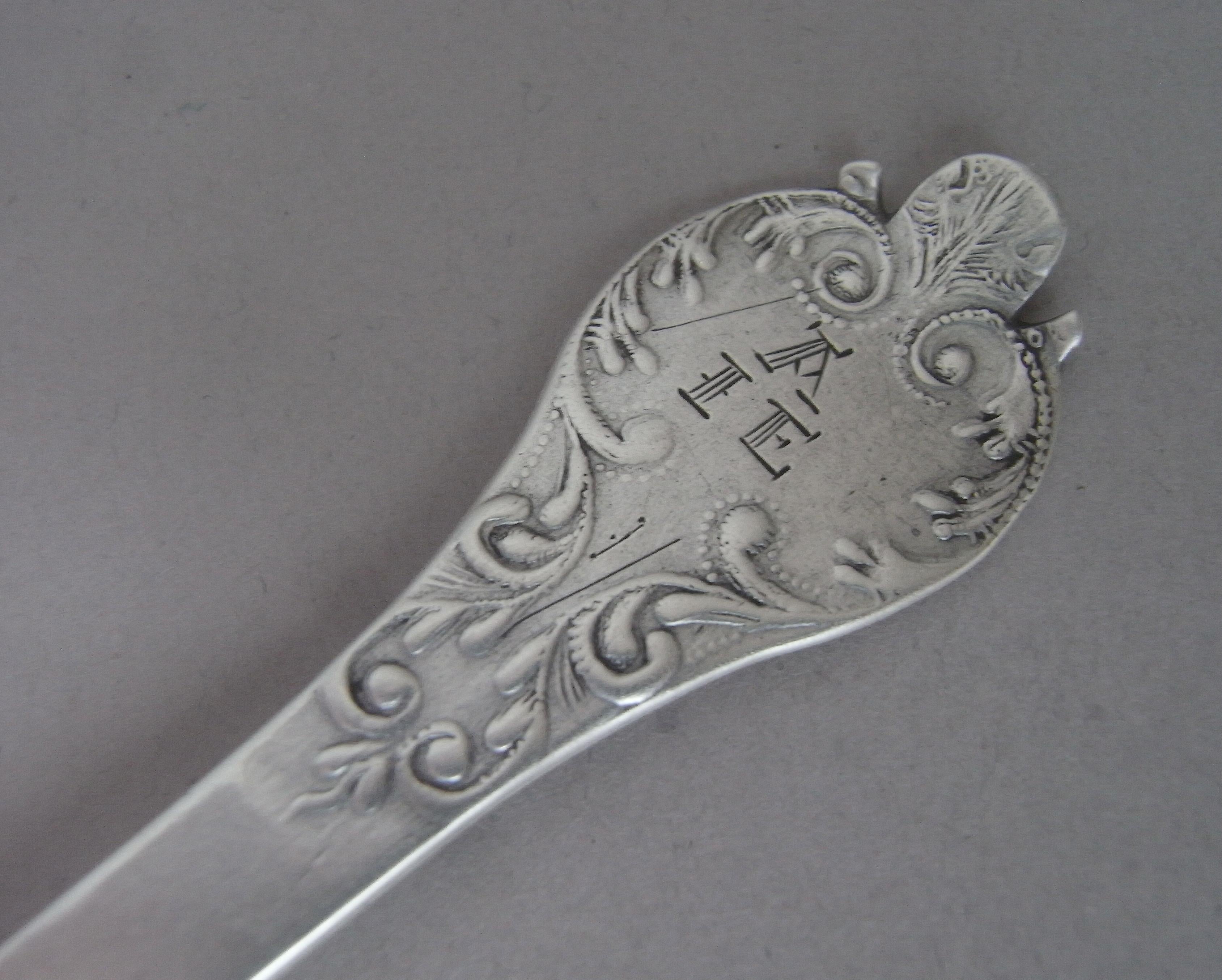 Charles II Lace Back Trefid Spoon made in London in 1682 by Lawrence Coles For Sale 2