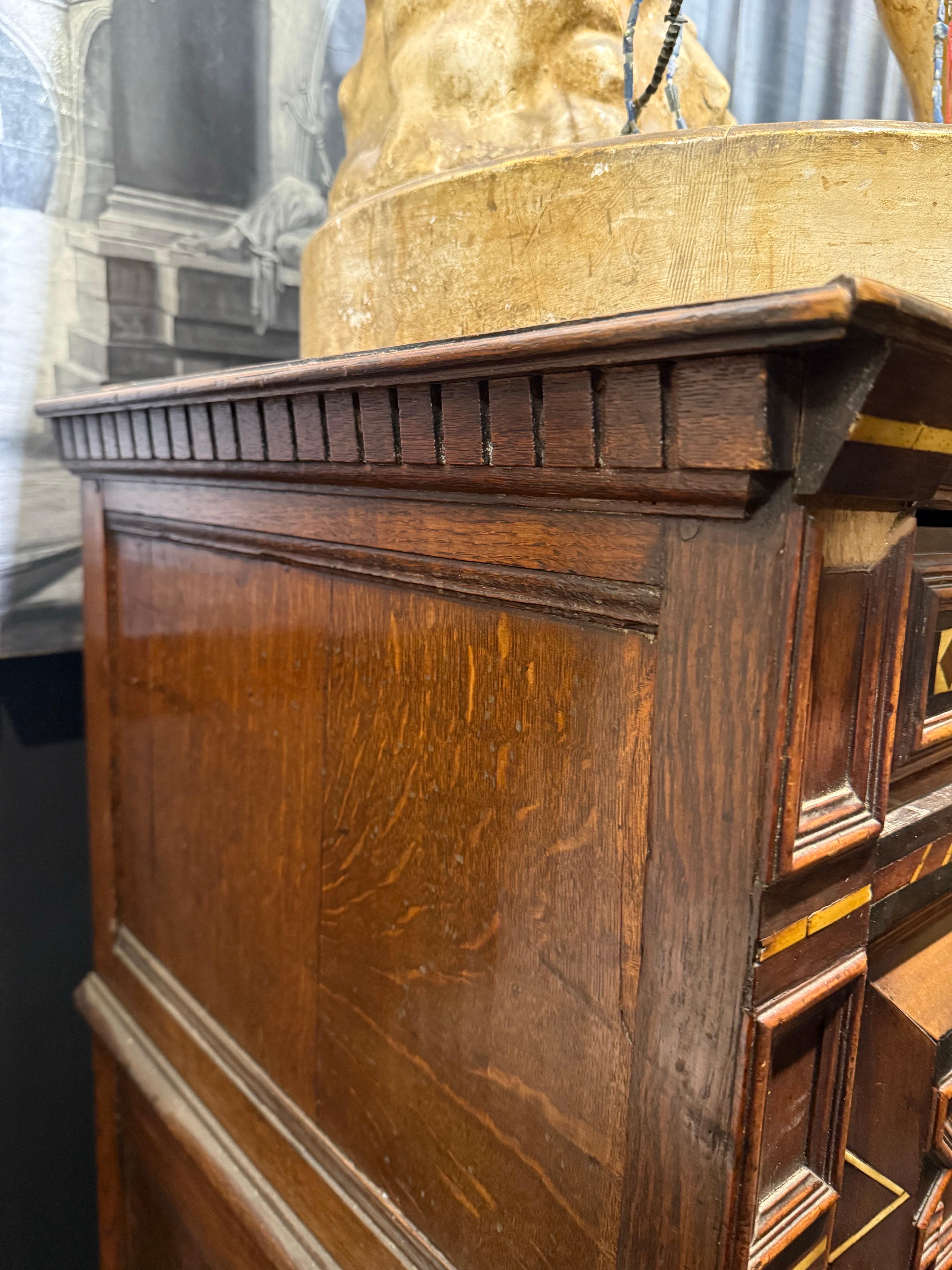 Cassettone in Oak e intarsiato di Charles II, XVII secolo in vendita 2