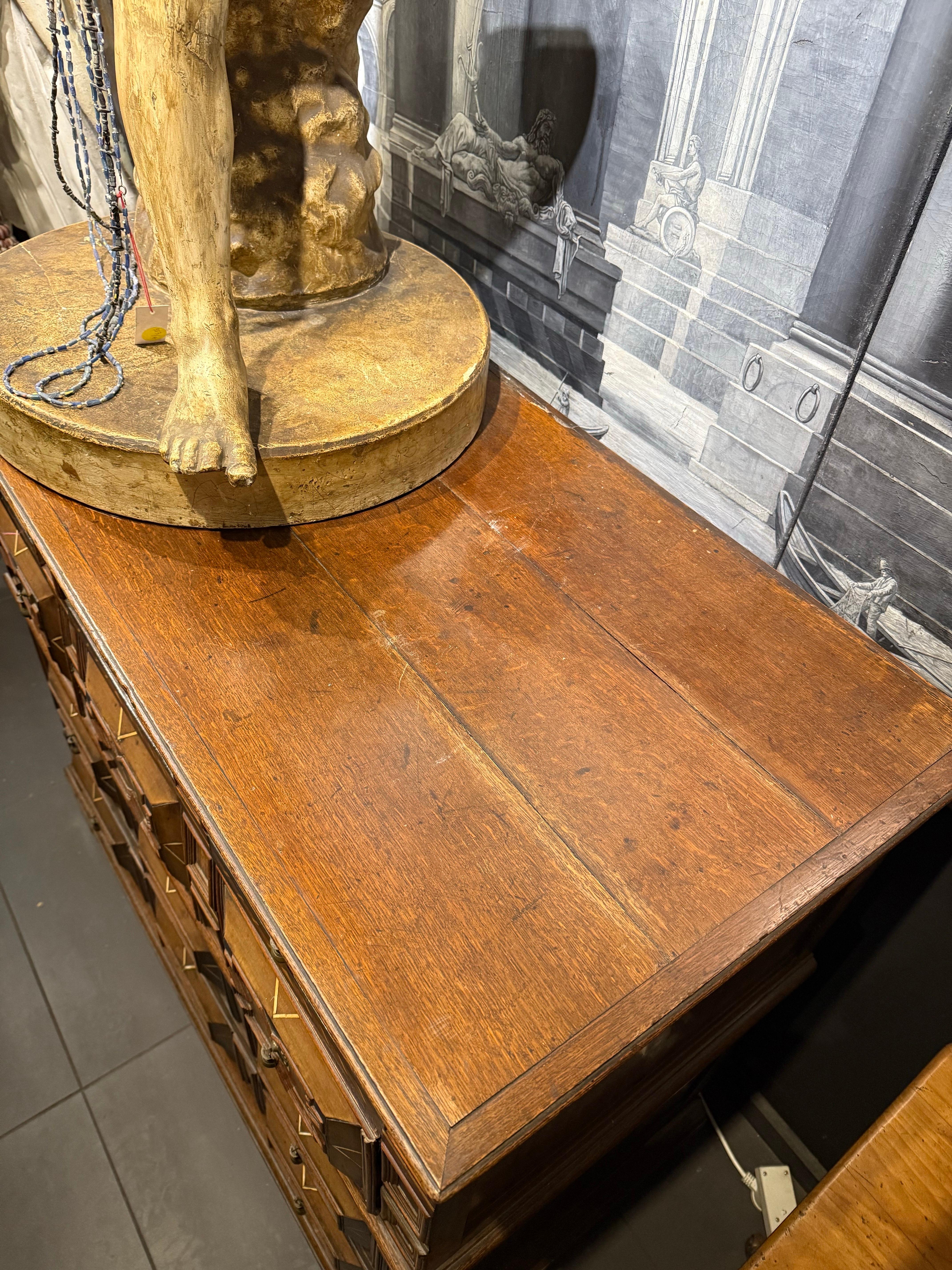 Cassettone in Oak e intarsiato di Charles II, XVII secolo in vendita 3